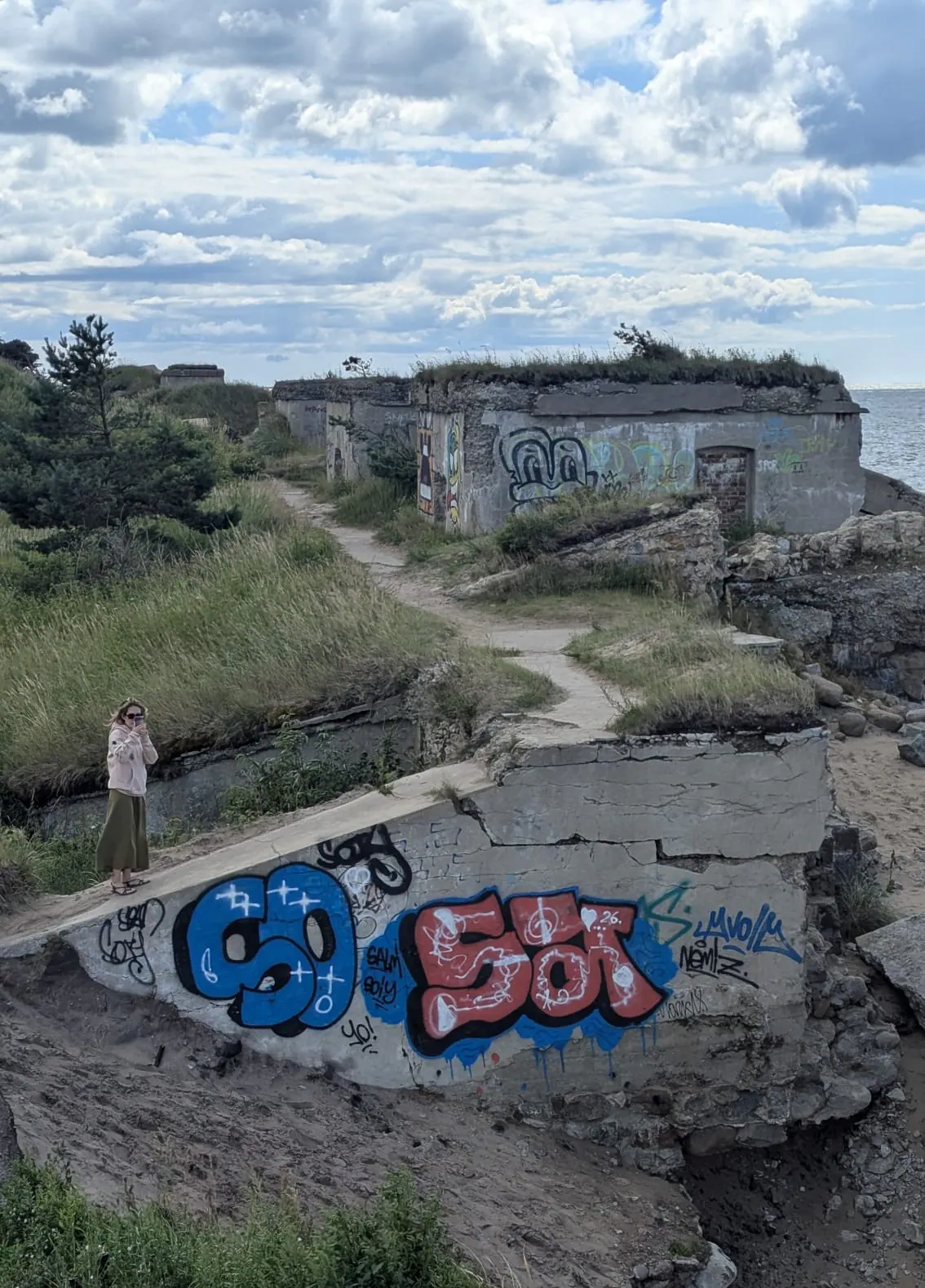 Ruinas cubiertas de grafitis de la Batería de Artillería n.º 1 junto al mar Báltico