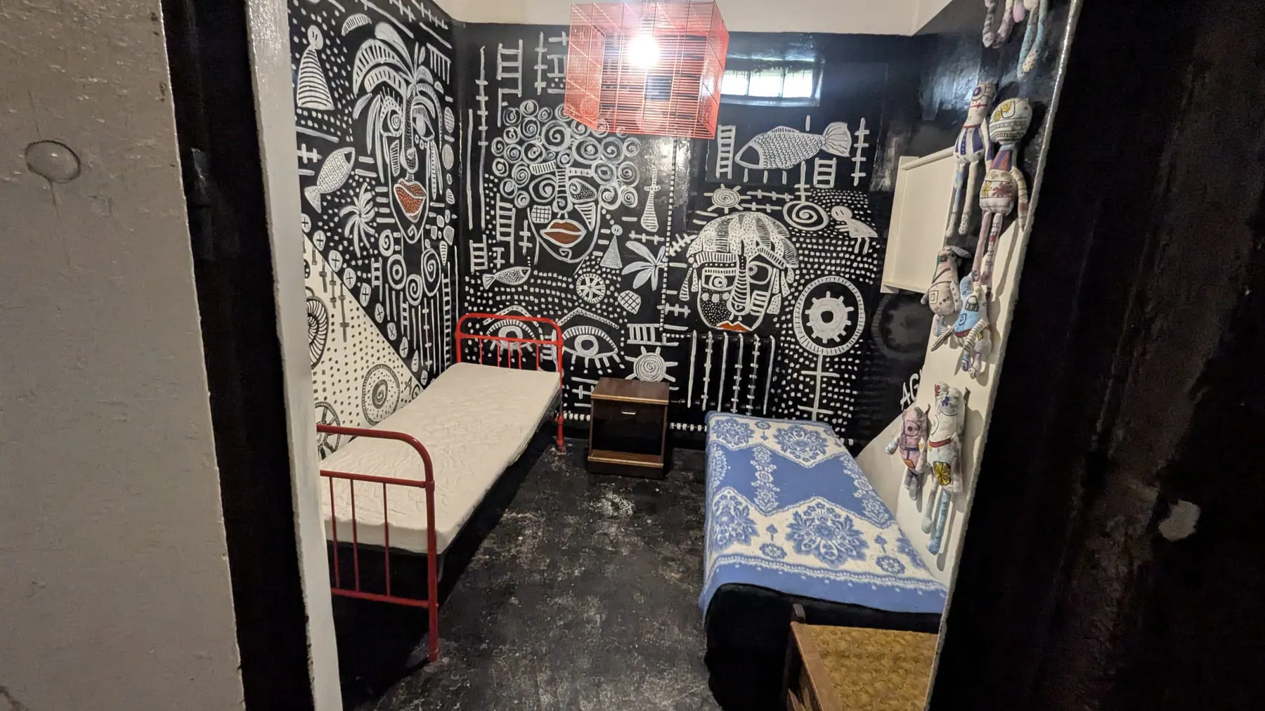 Una celda decorada dentro de la Prisión de Karosta