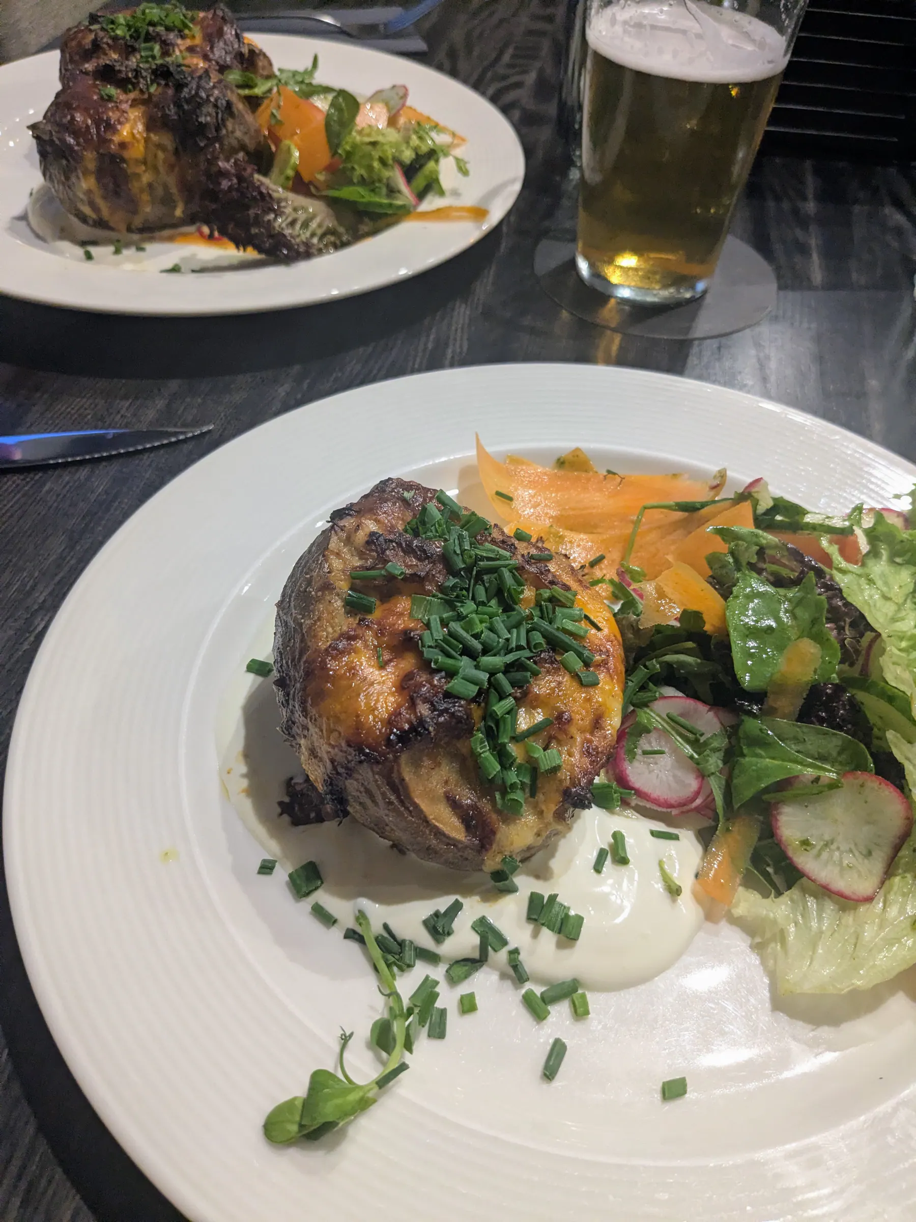 Una patata rellena con ensalada en Hot Potato de Liepāja