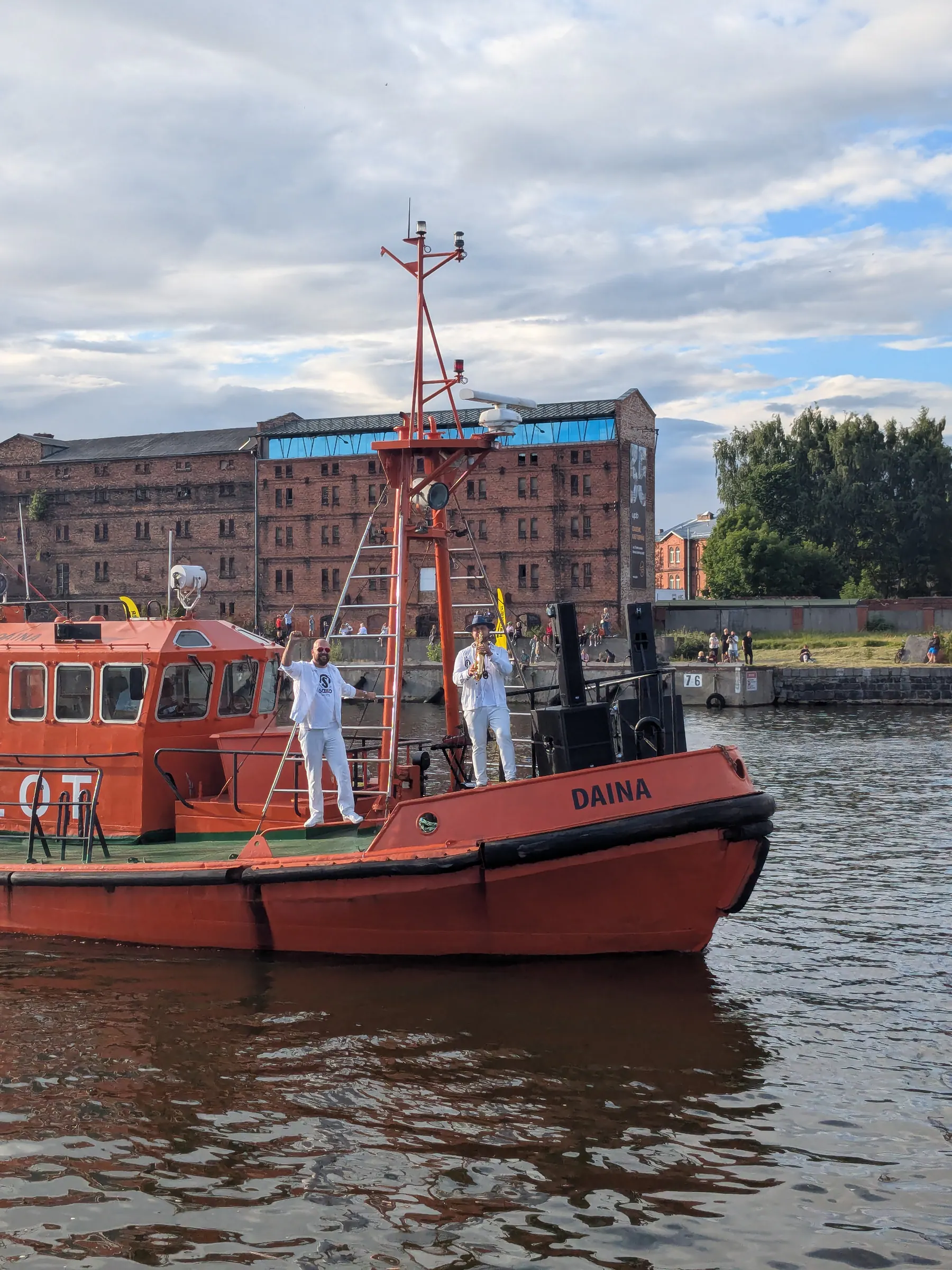 Un barco rojo durante el festival marítimo en el canal de Liepāja