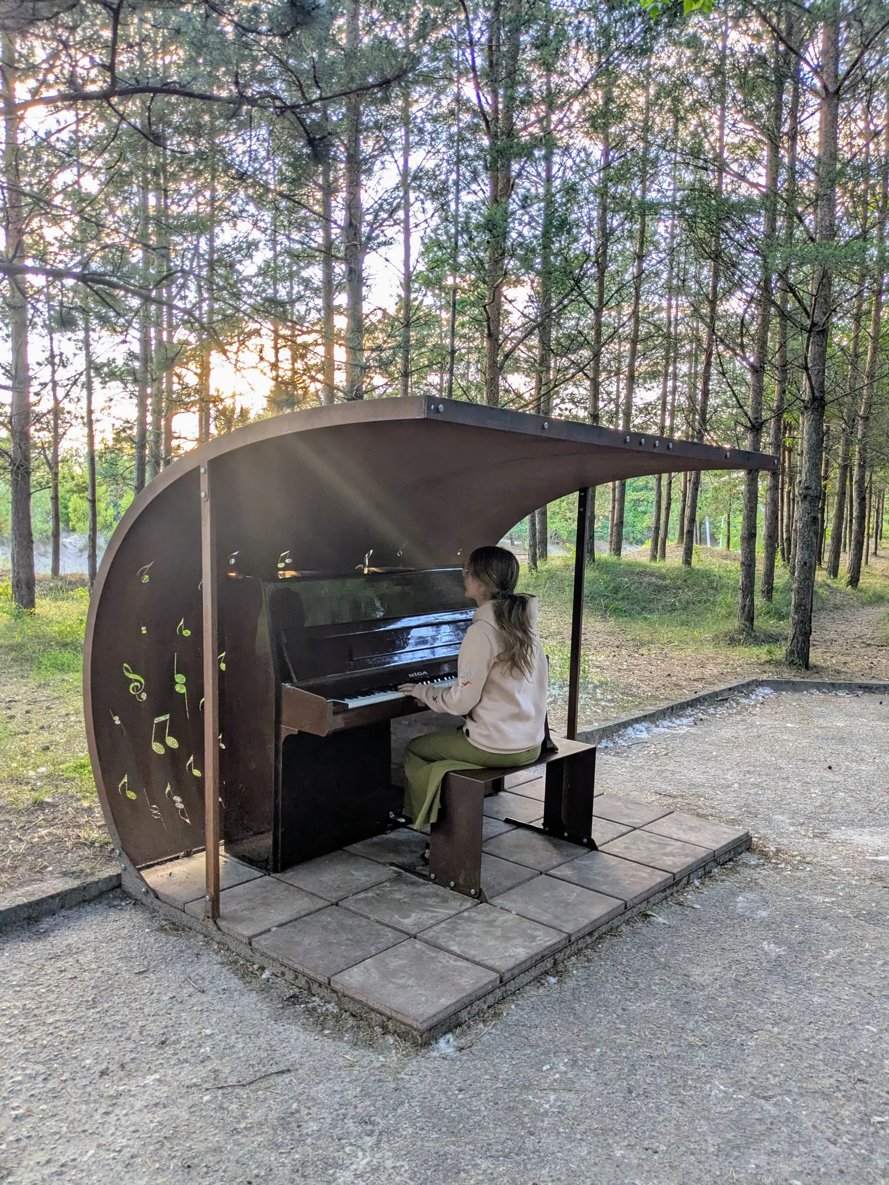 Un piano que se puede tocar dentro de un refugio curvo cerca de la playa