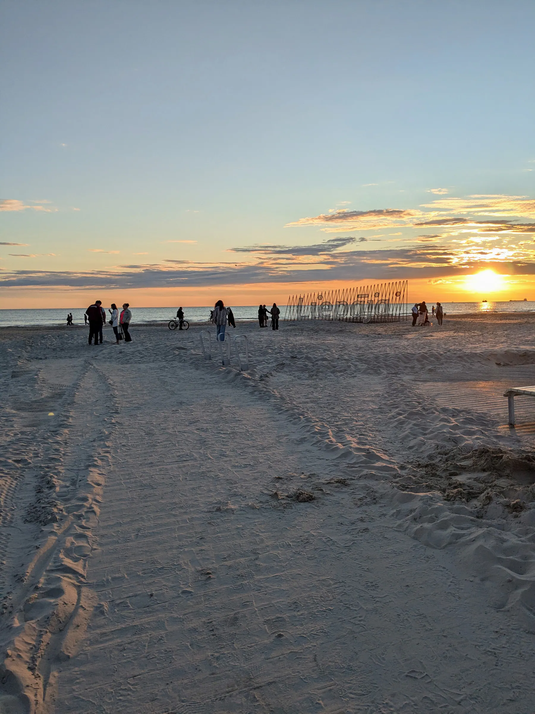 Puesta de sol sobre la amplia playa de arena de Liepāja