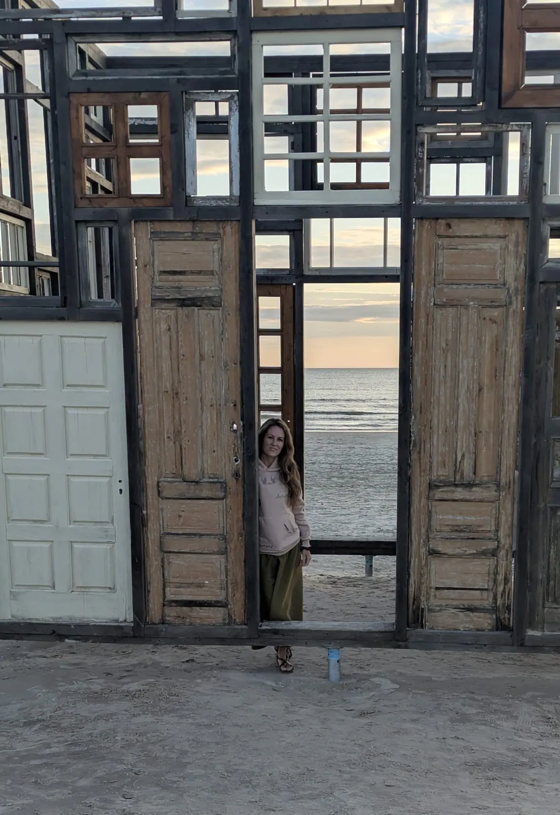 Una viajera dentro de la instalación de puertas de la playa