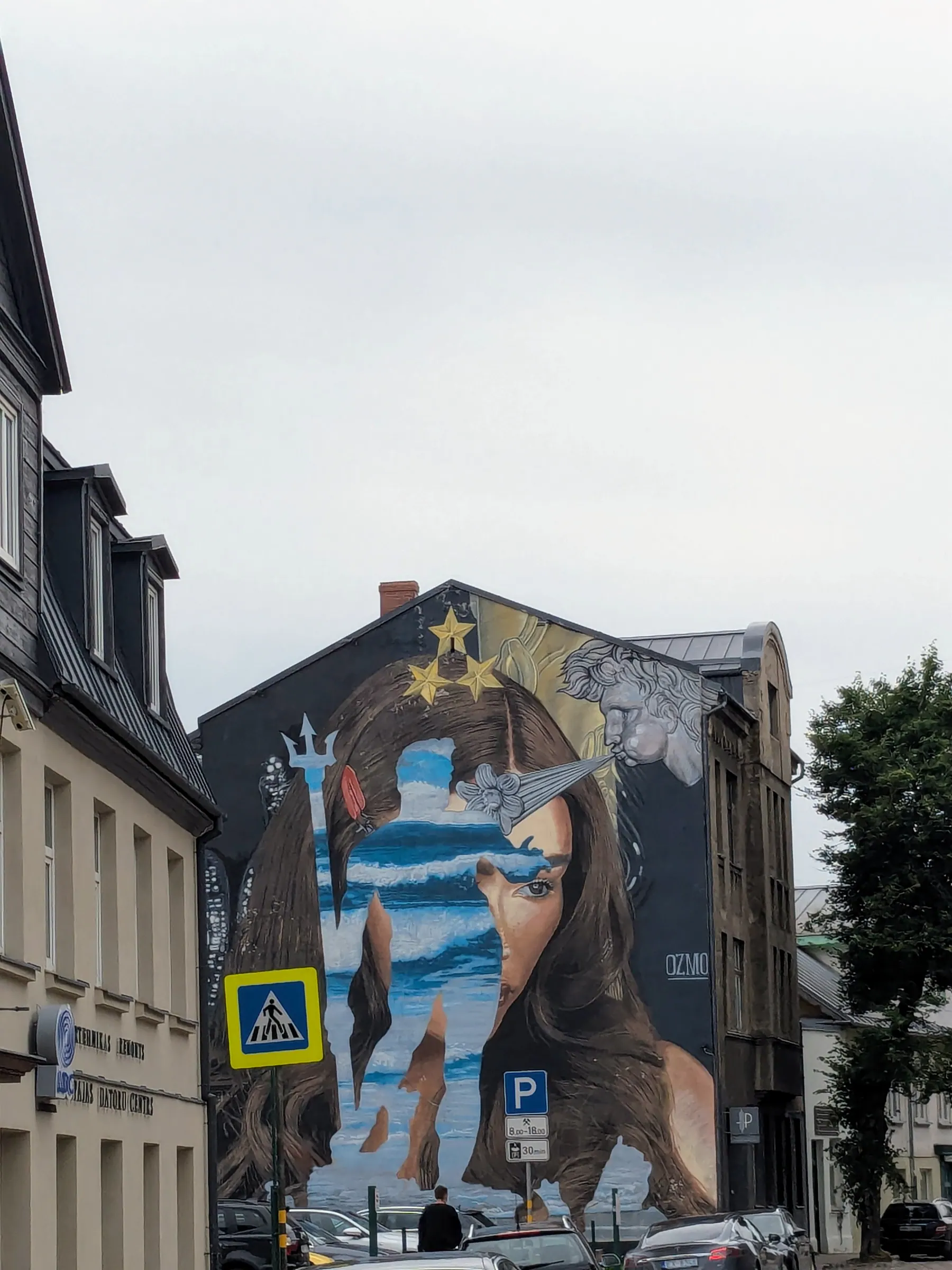 Un gran mural de tonos azules sobre una calle lateral