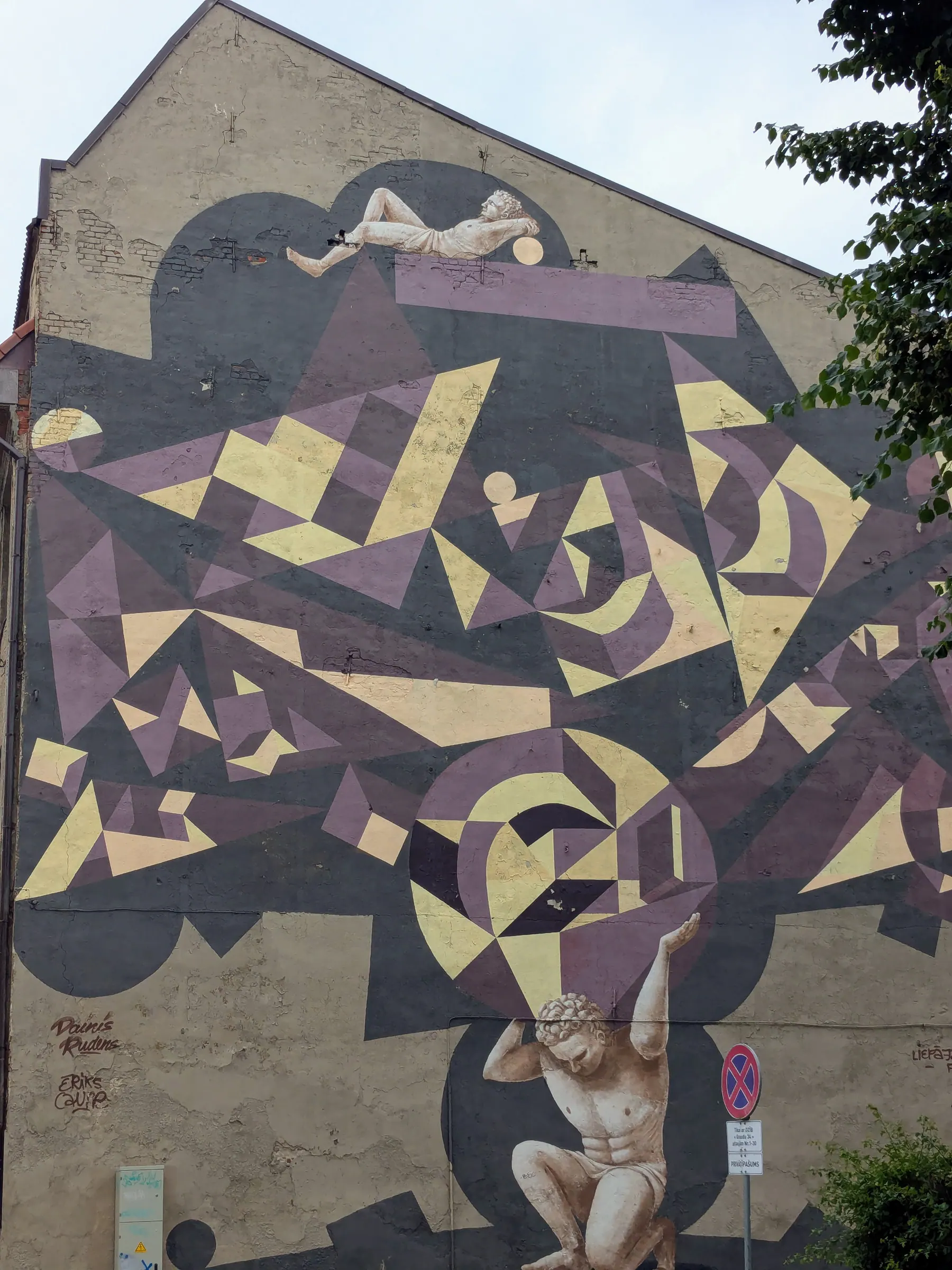 Un mural geométrico de un animal sobre un edificio