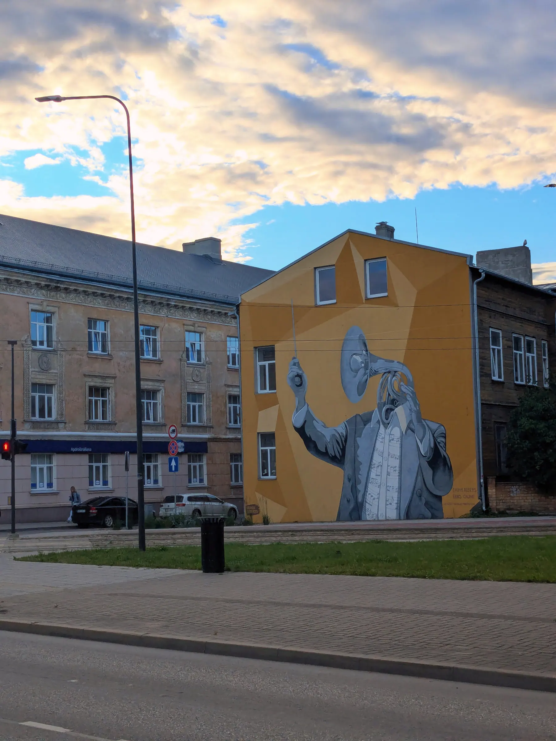 Una mujer pintada sobre la pared amarilla de un edificio