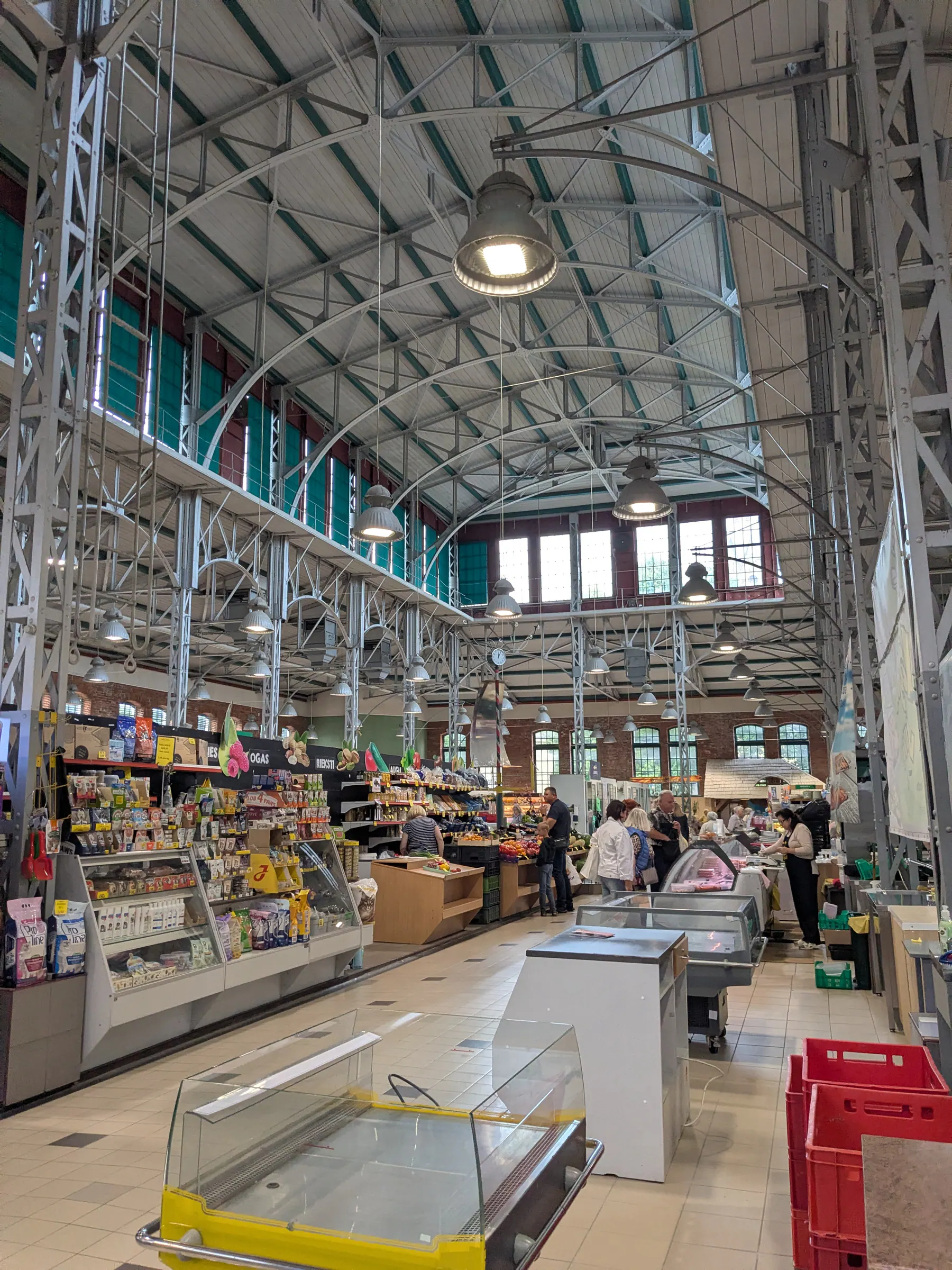 Puestos bajo el techo de hierro renovado del Mercado de Pedro