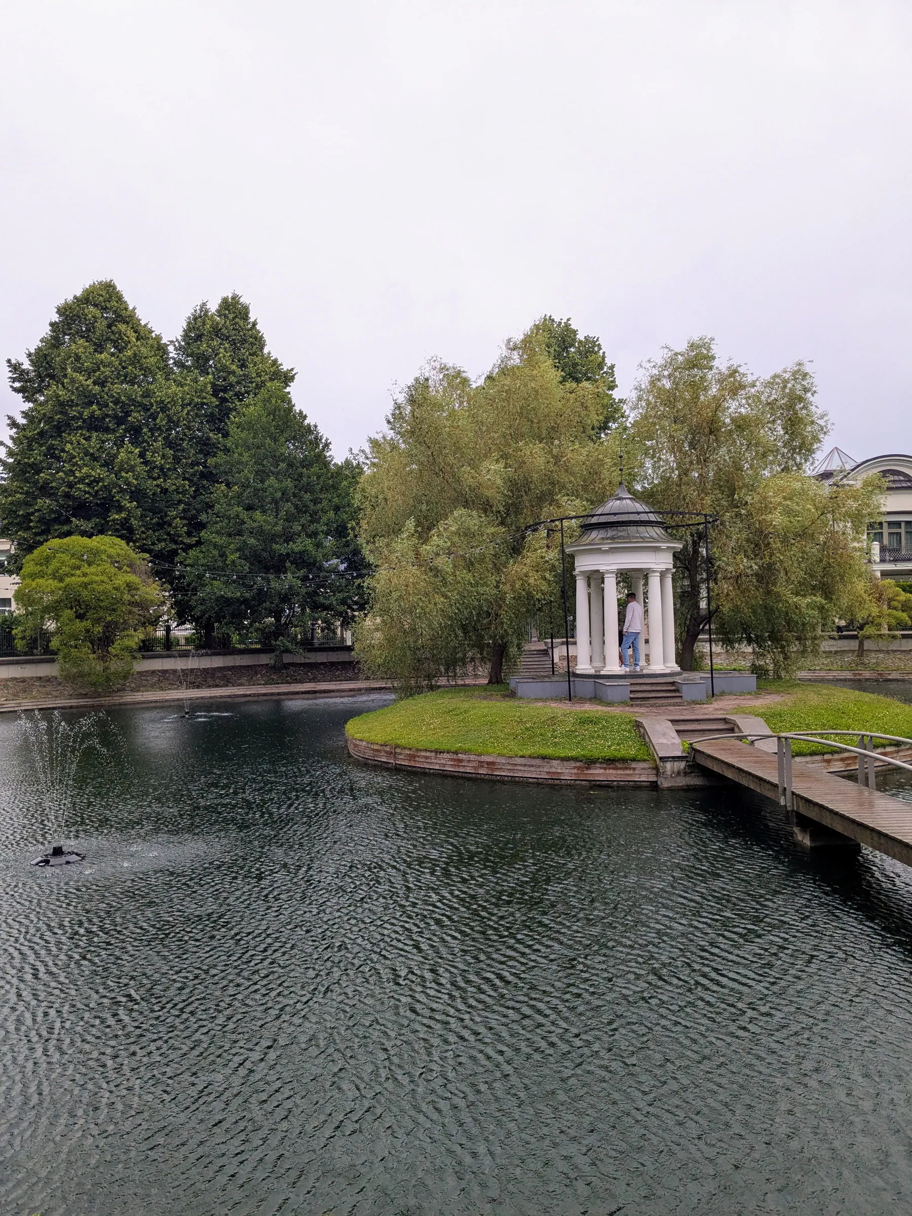 El estanque de los Cisnes y el pabellón blanco del Parque Marítimo