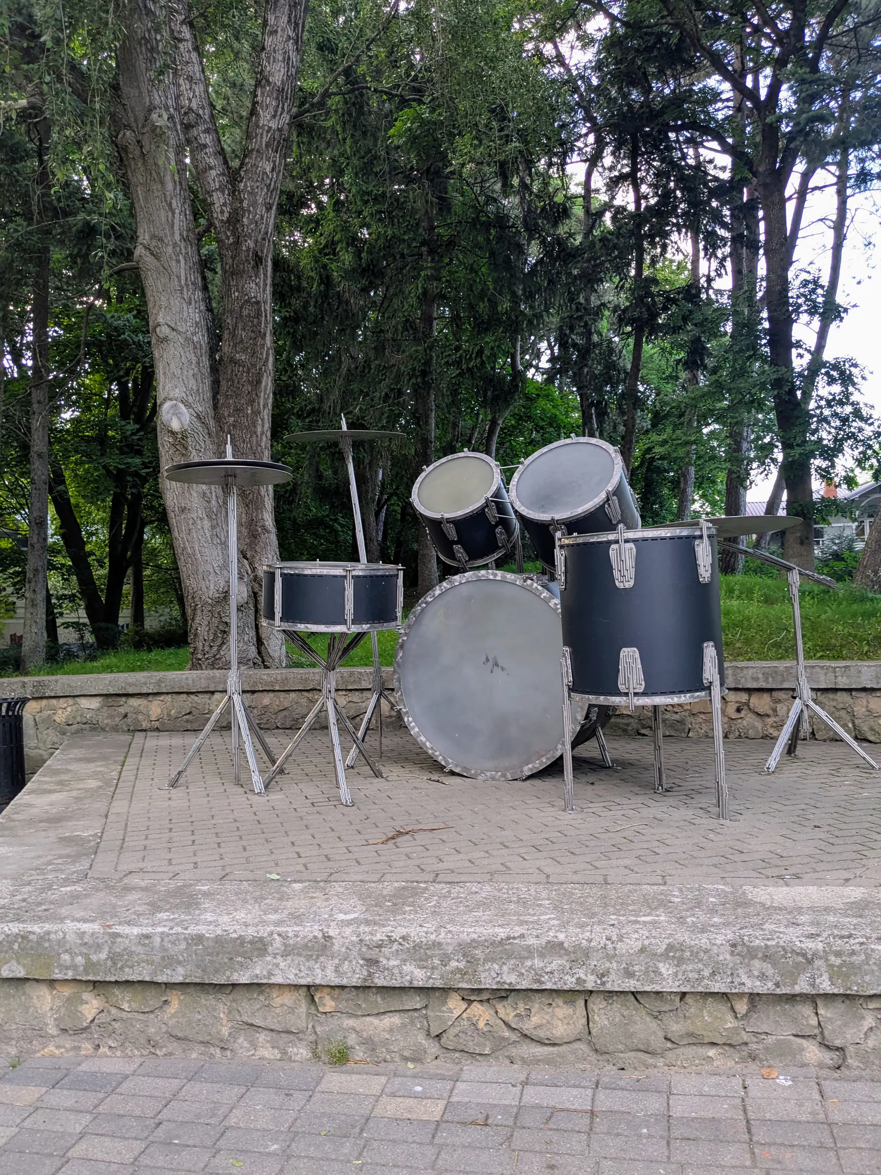 Una gran escultura metálica de una batería en el parque