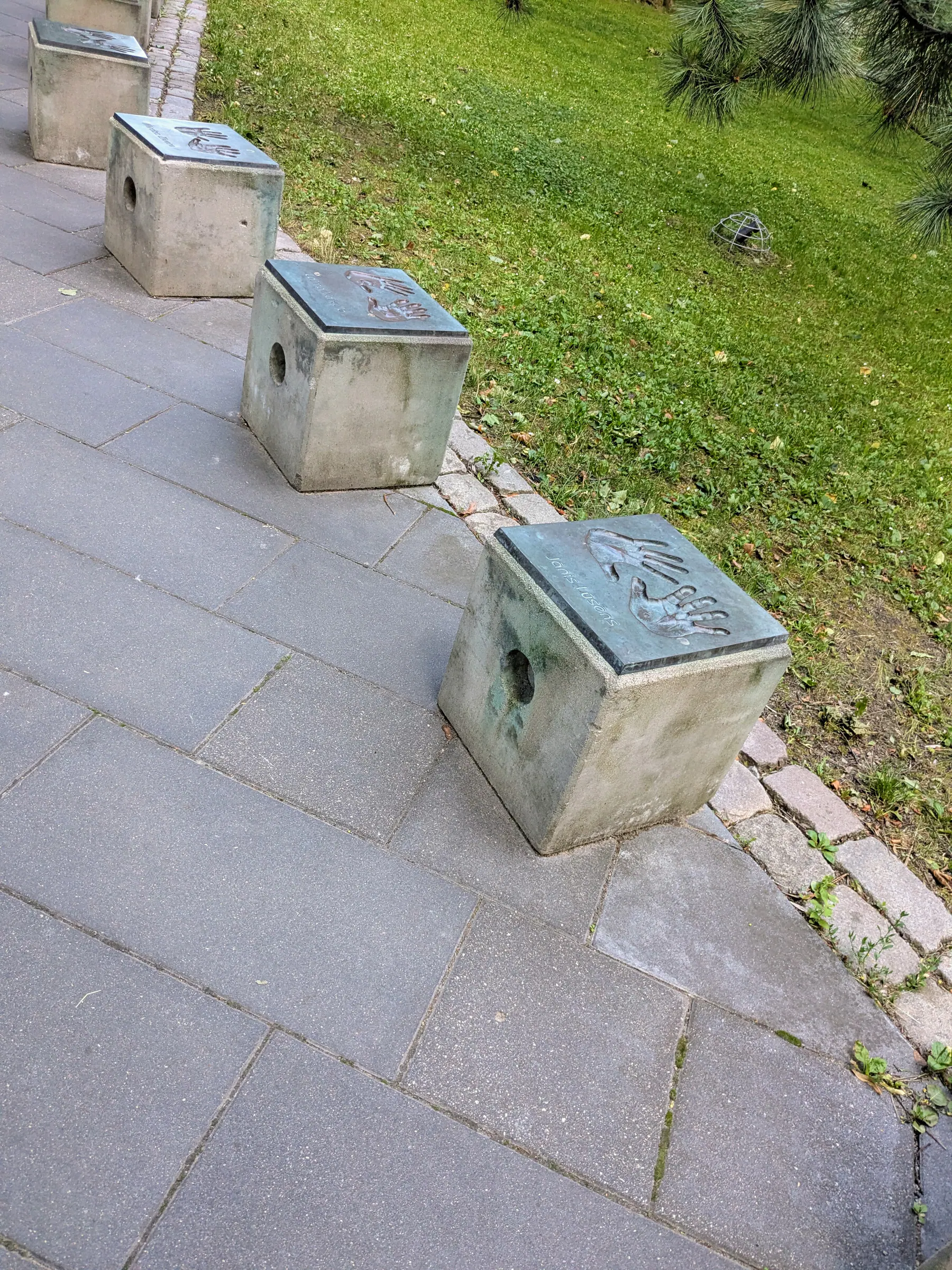 Placas y bancos del Paseo de la Fama de los Músicos Letones