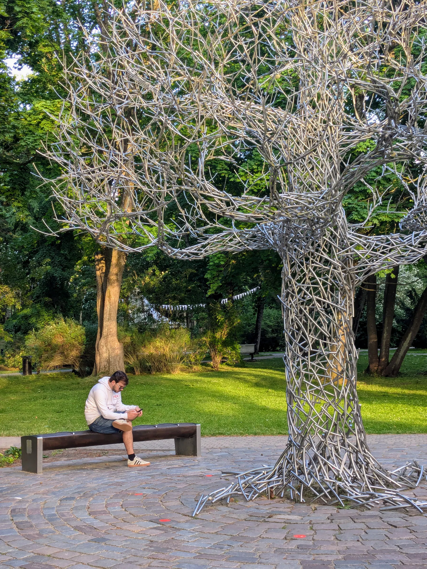 La escultura plateada del Árbol Fantasma en el parque