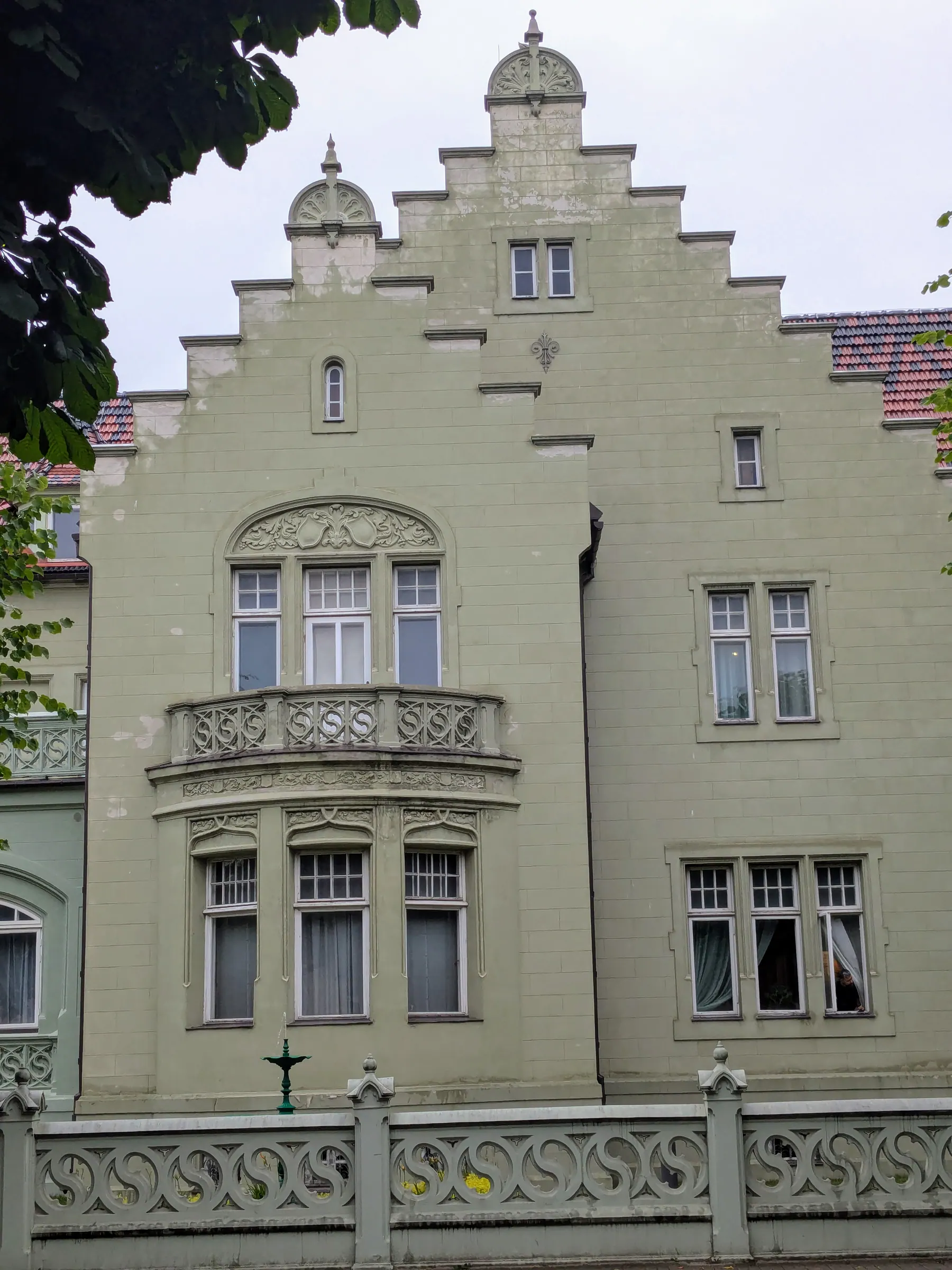 Una mansión Art Nouveau de color claro en Kūrmājas prospekts