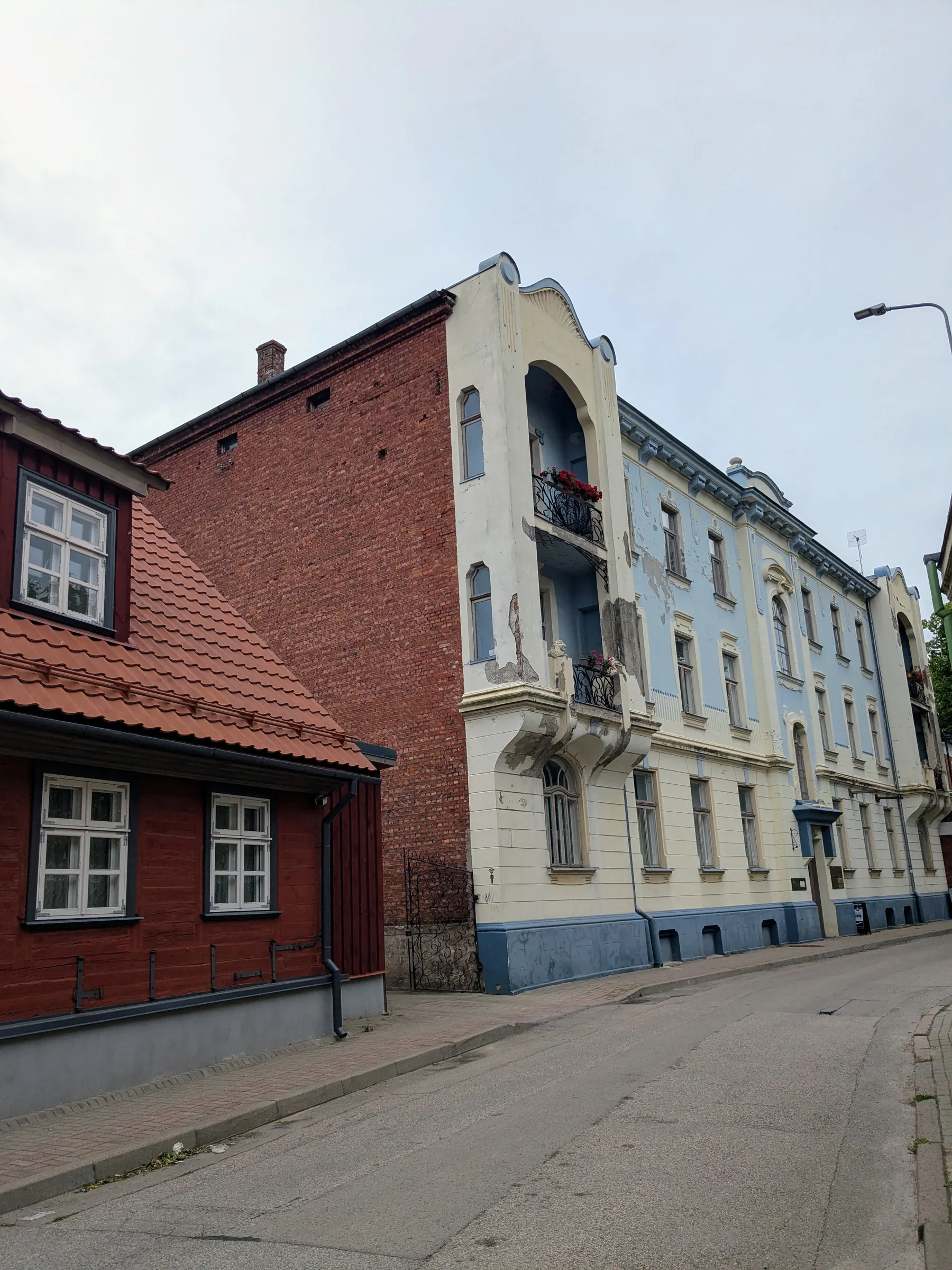 Edificios históricos desgastados en una calle tranquila