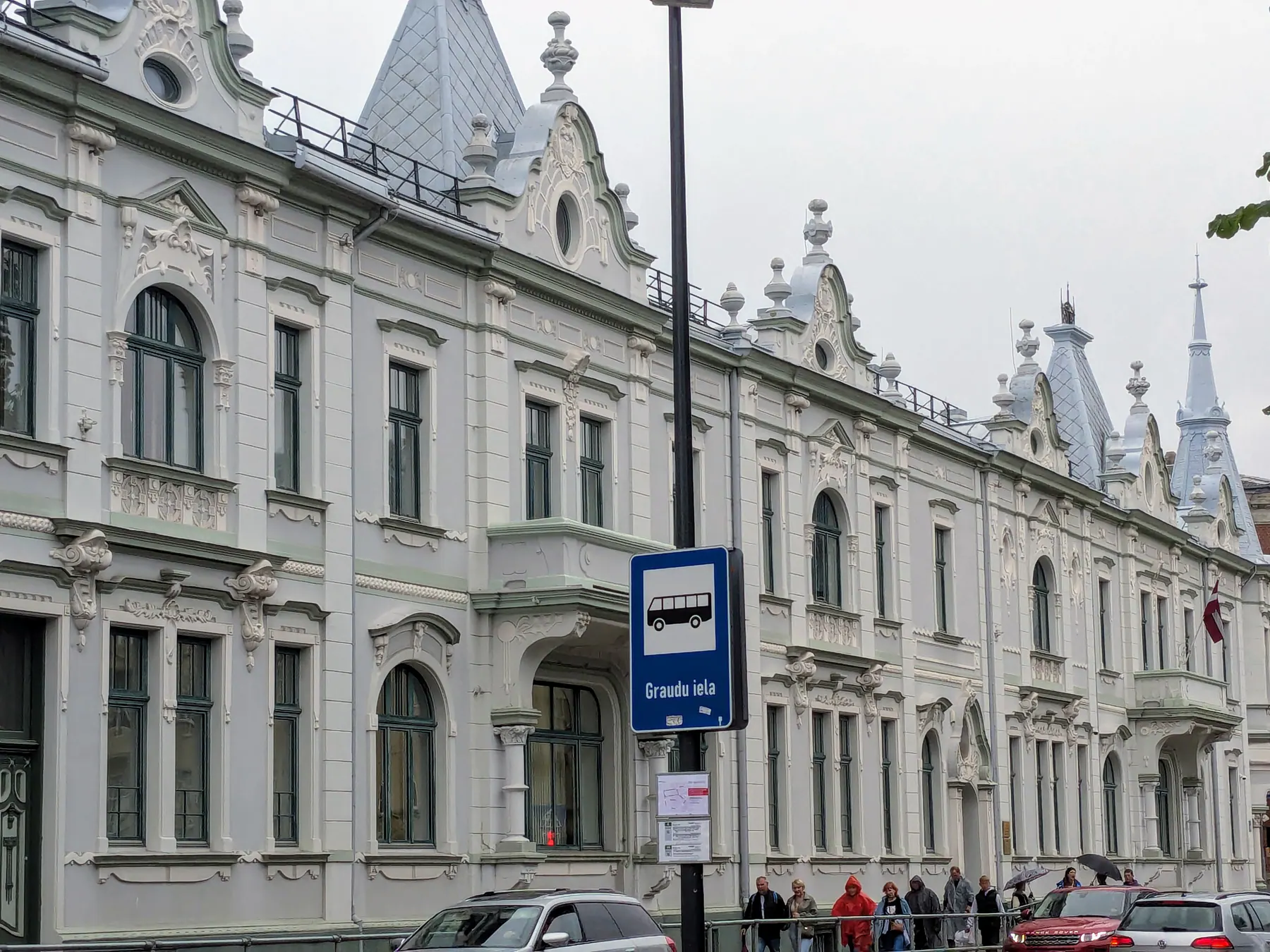 La fachada blanca decorativa de un edificio Art Nouveau