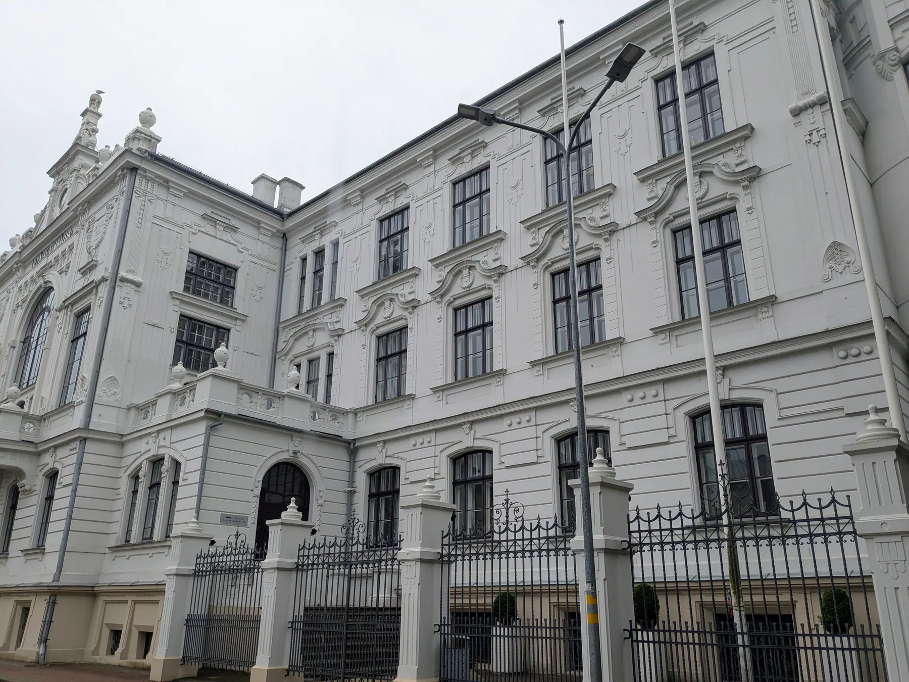El edificio histórico blanco del Instituto Estatal de Liepāja