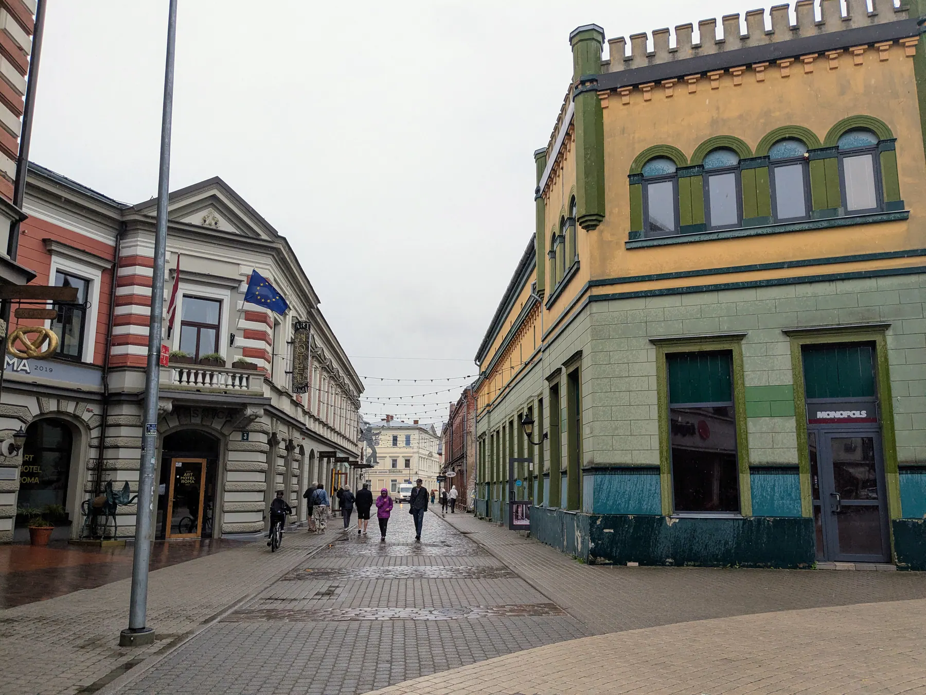 Edificios históricos en una calle peatonal del casco antiguo