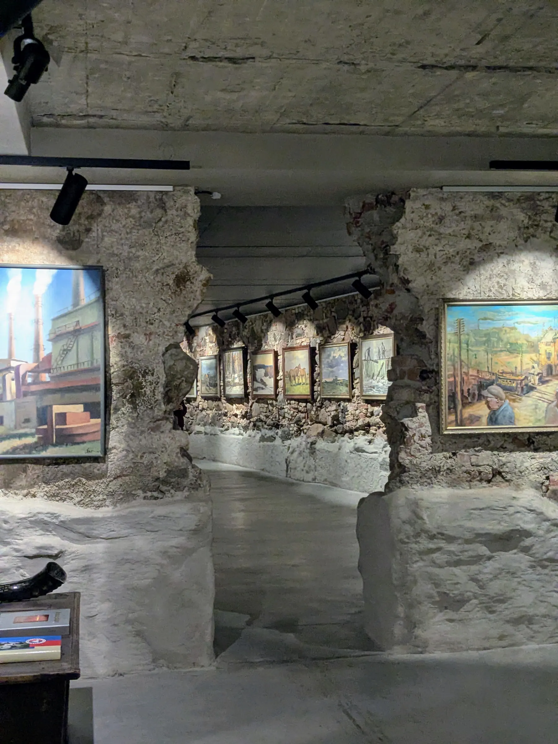 Un túnel de exposición subterráneo en Galerija Romas dārzs