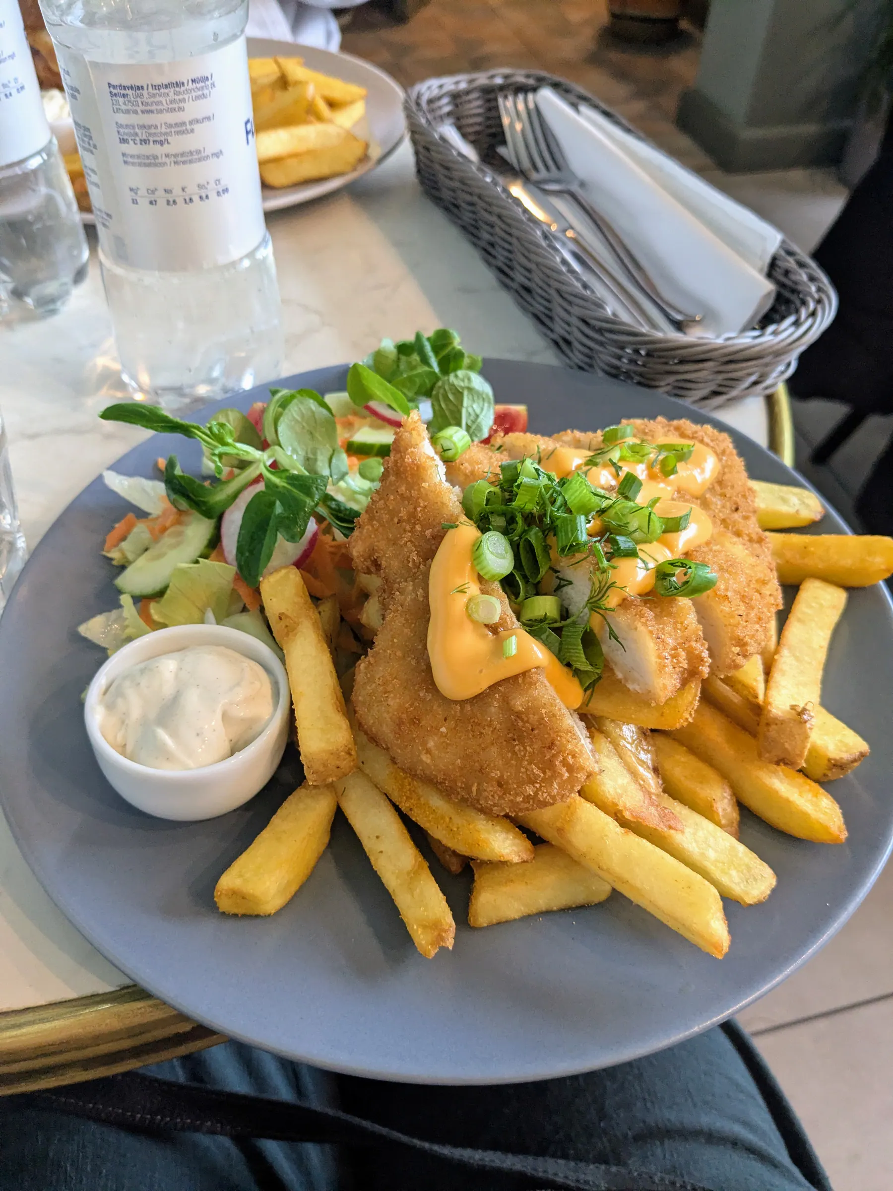 Un plato de pescado con patatas servido en Papus