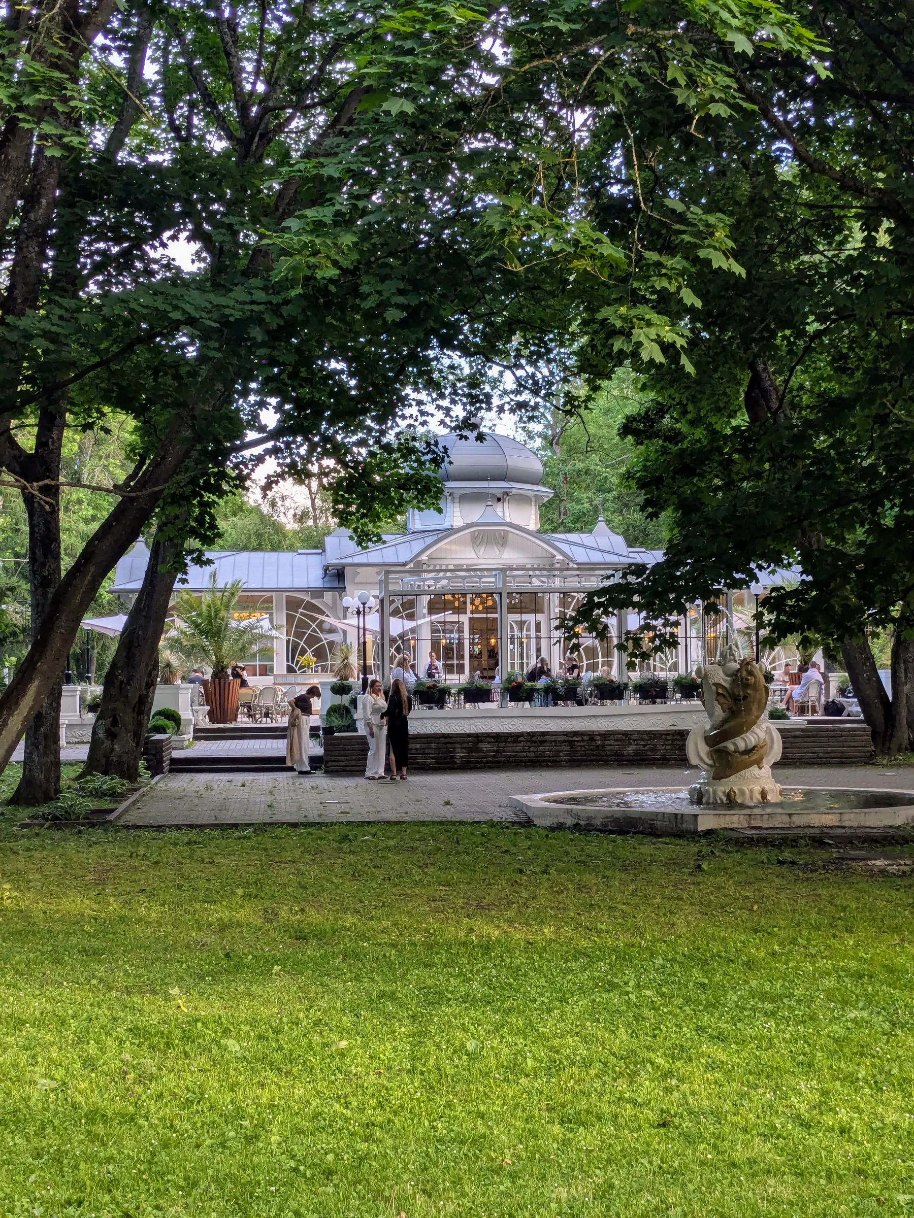 El edificio blanco del Pavilion entre los árboles del parque