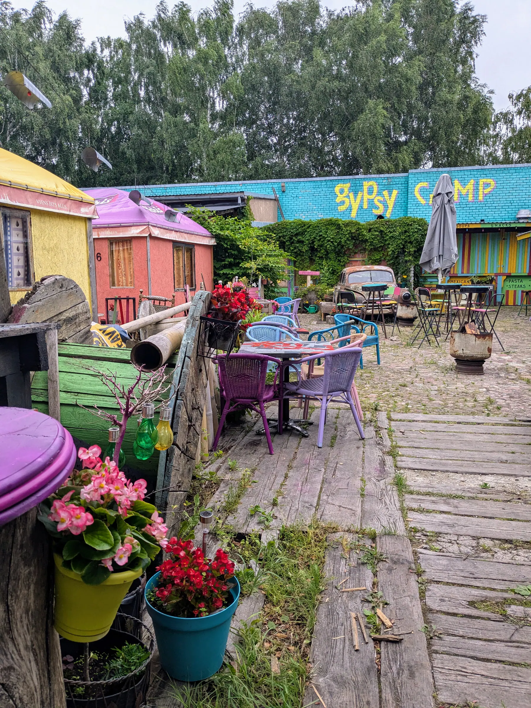 Un patio colorido lleno de flores y objetos reutilizados