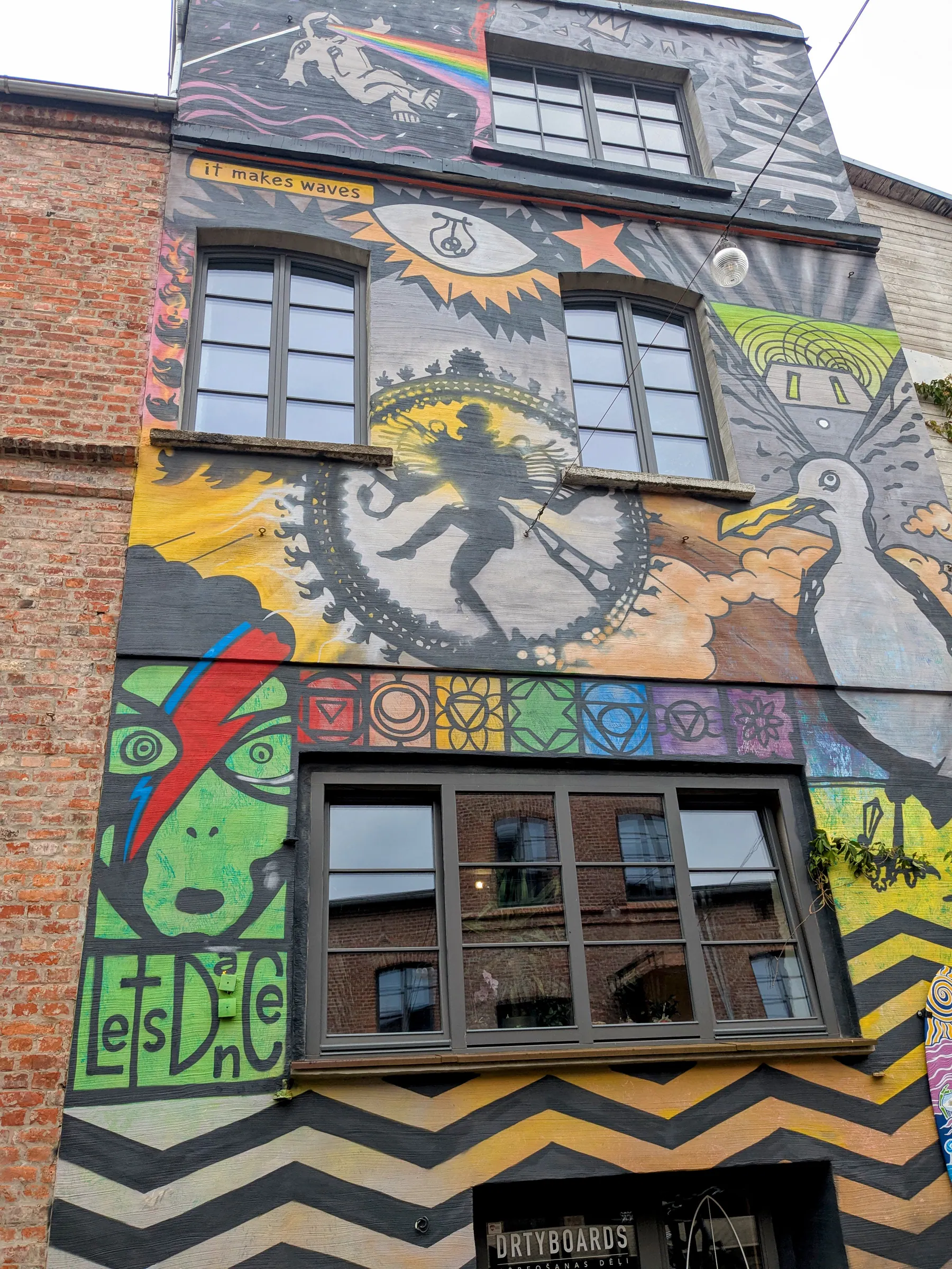 Un edificio cubierto de murales en Juliannas kvartāls