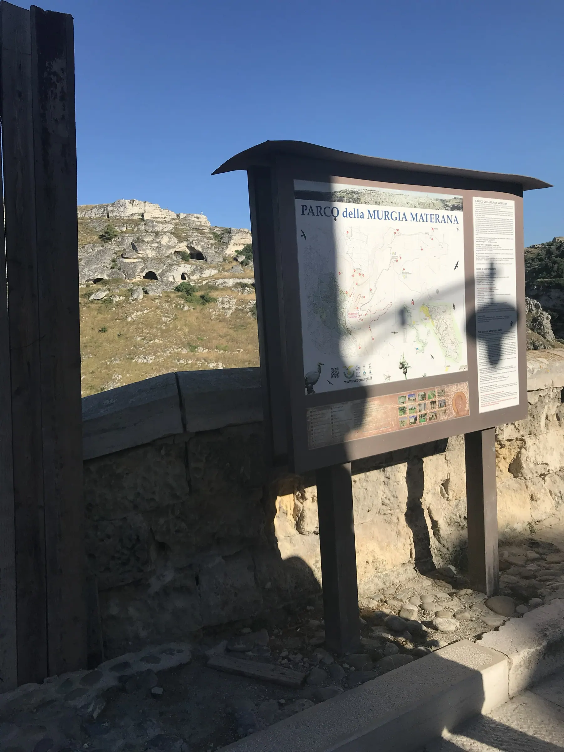 Un cartel de sendero en la meseta de Murgia