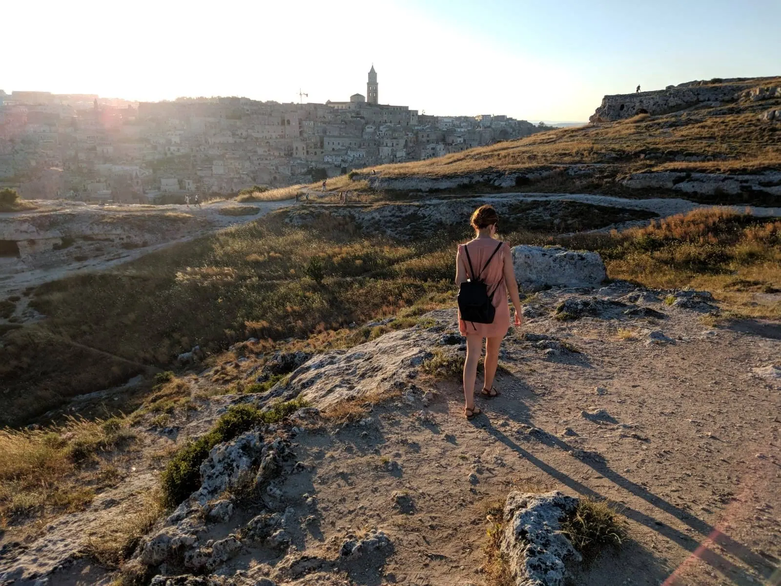 Una viajera contempla Matera desde la Murgia