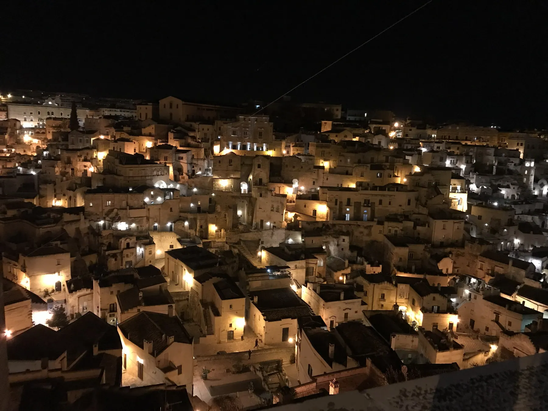 Las luces de los Sassi al anochecer