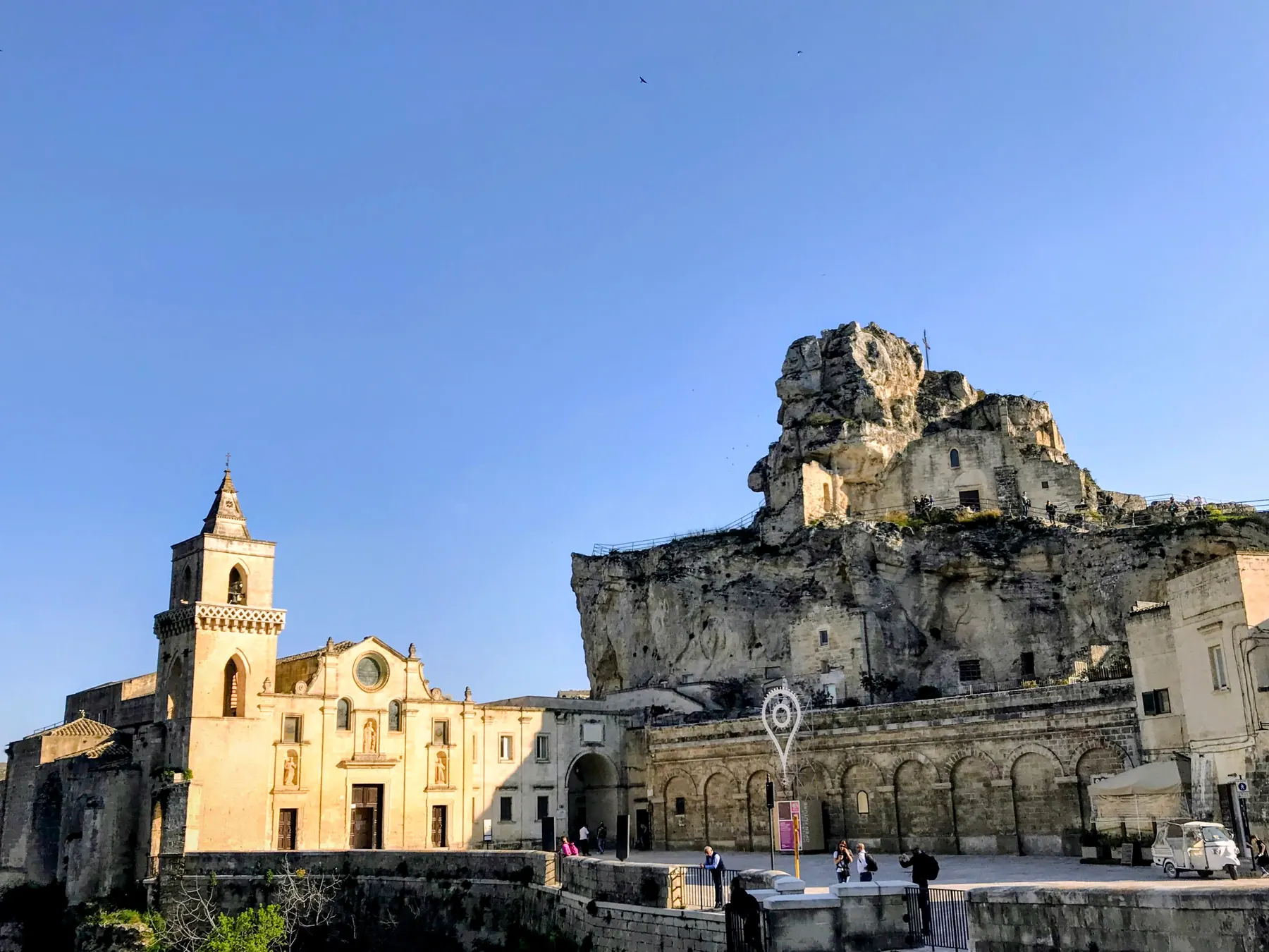 Iglesia de Santa Maria de Idris elevándose desde el Monterrone