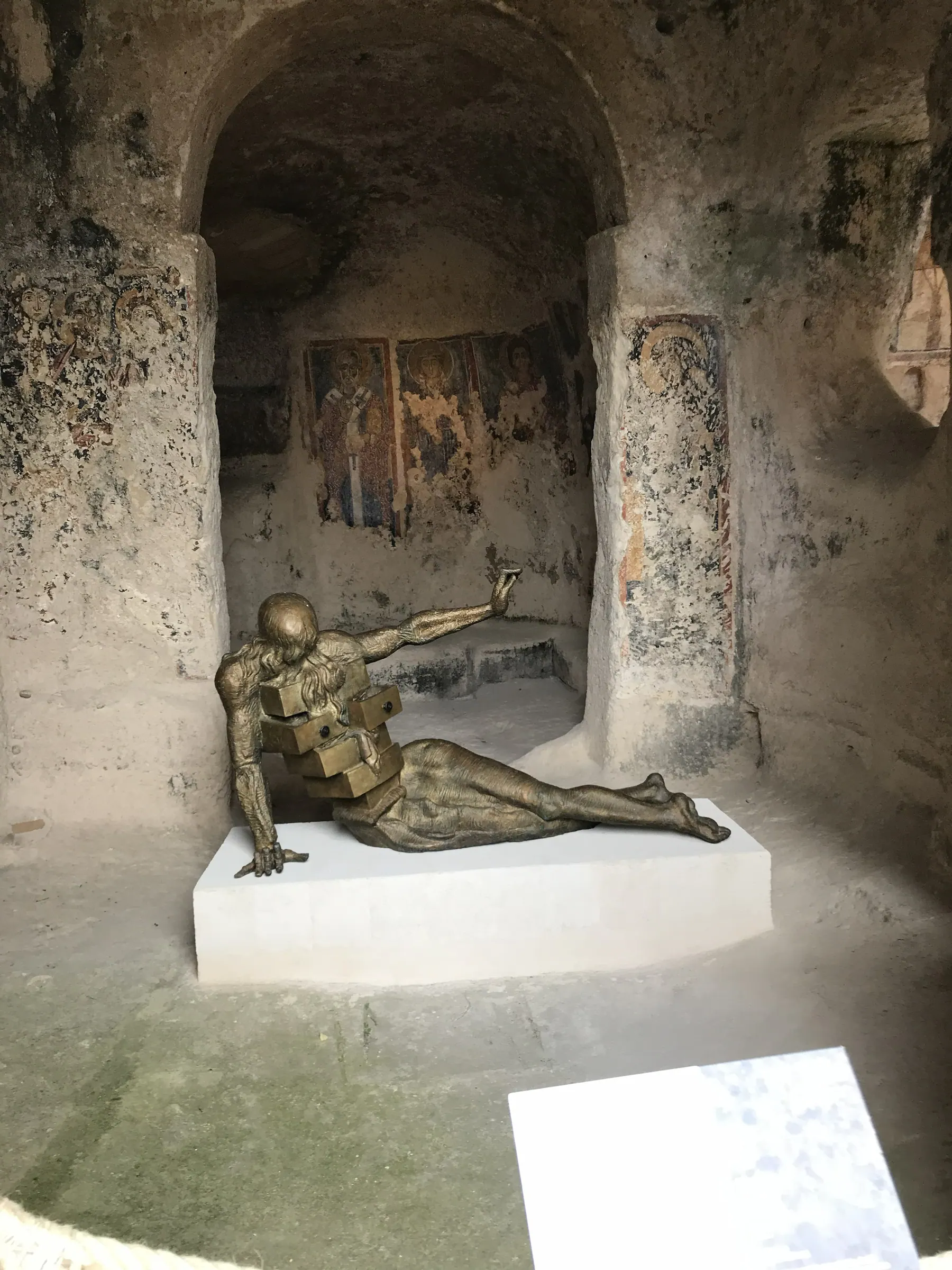 Interior excavado en la roca de Matera