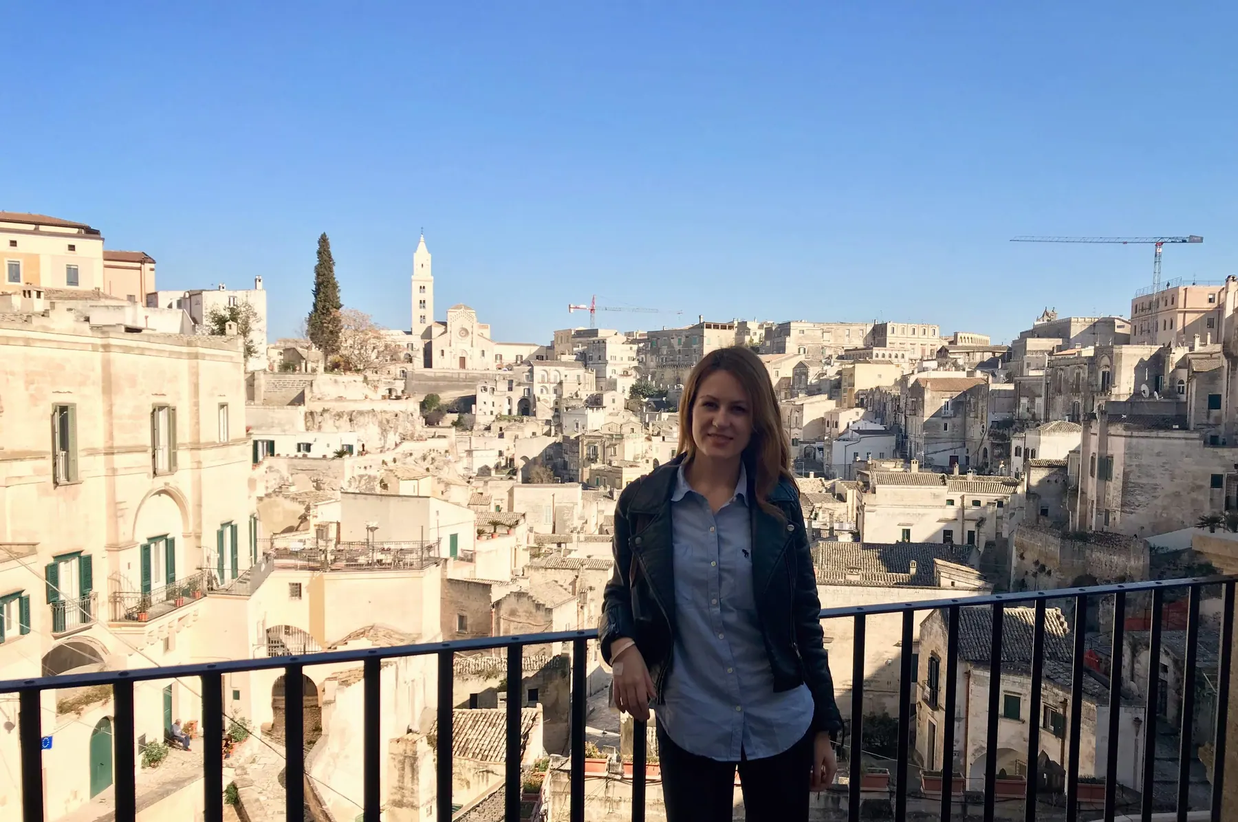 Viajera en el Belvedere di Piazza Pascoli, sobre los Sassi de Matera