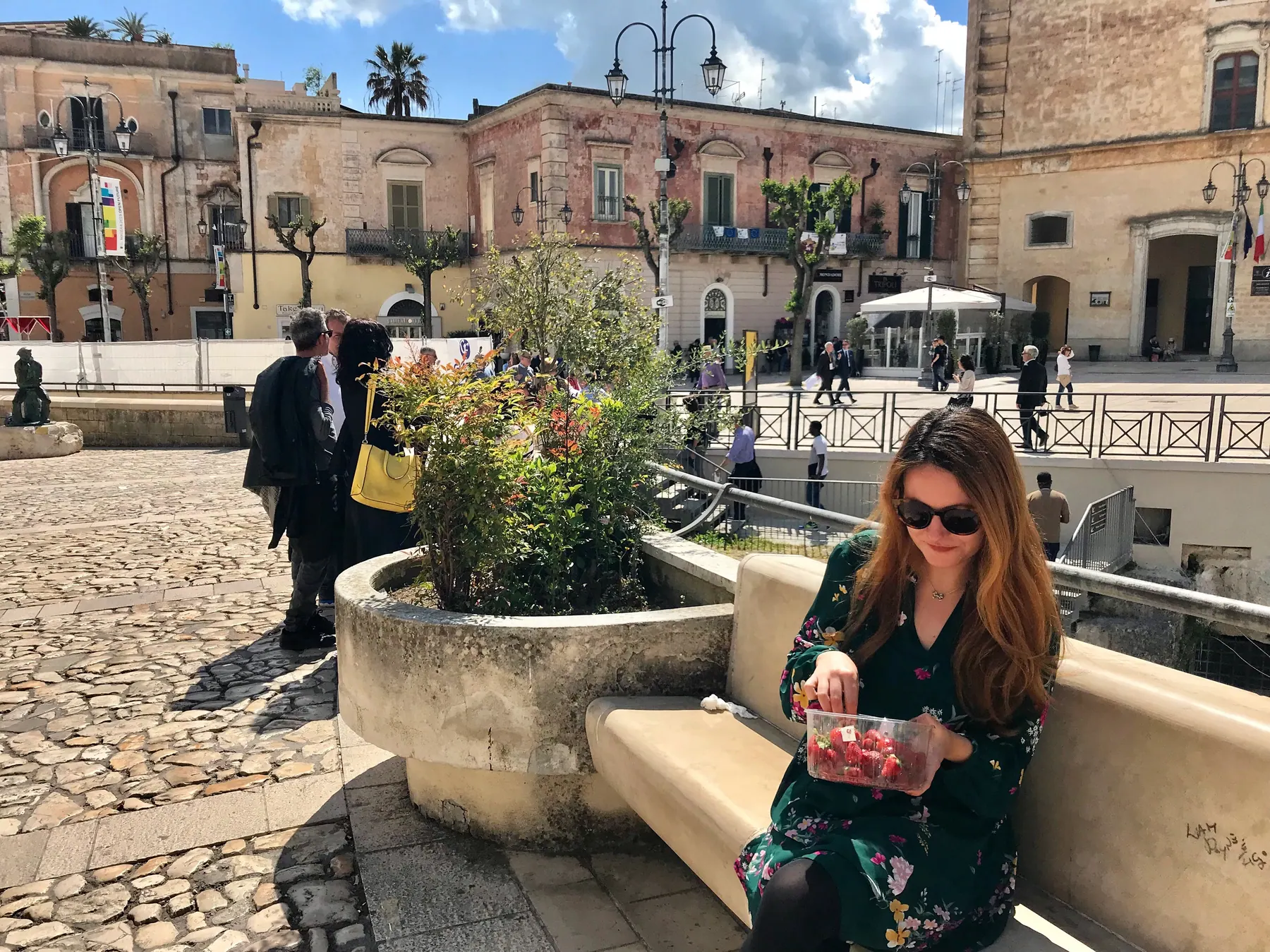 Piazza Vittorio Veneto de Matera con una fuente decorada con flores