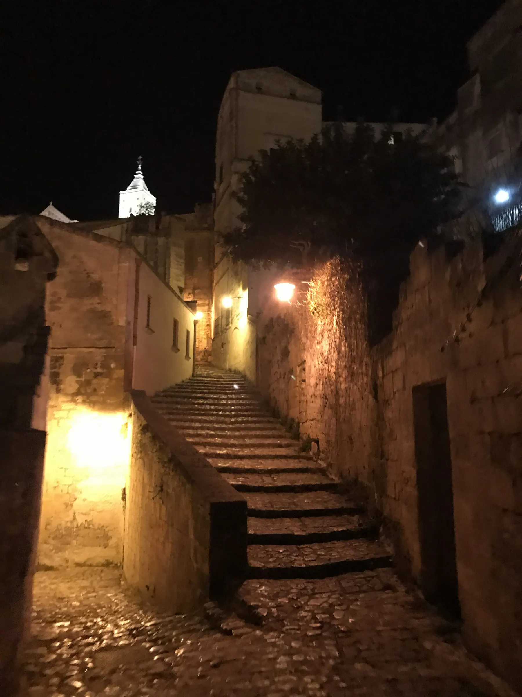 Escalones de piedra en Sasso Barisano por la noche