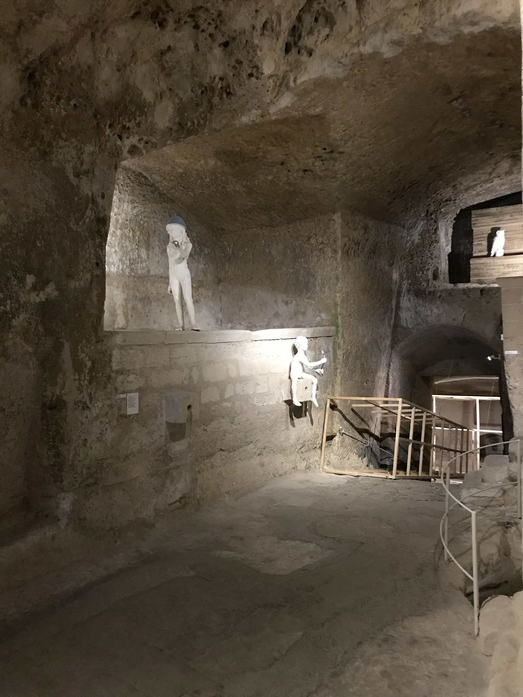 Escultura expuesta en una galería-cueva del MUSMA