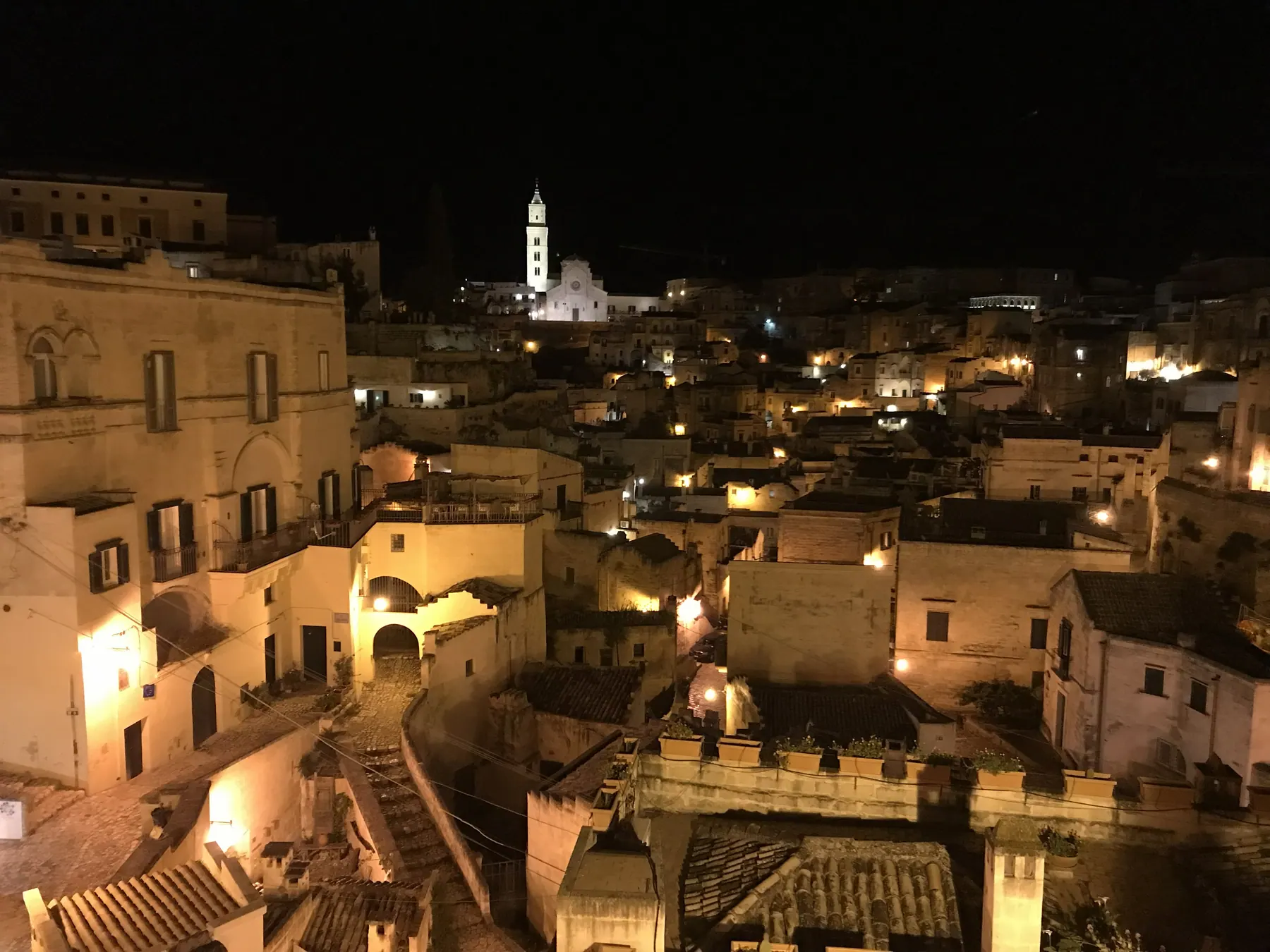 Los Sassi de Matera iluminados por la noche