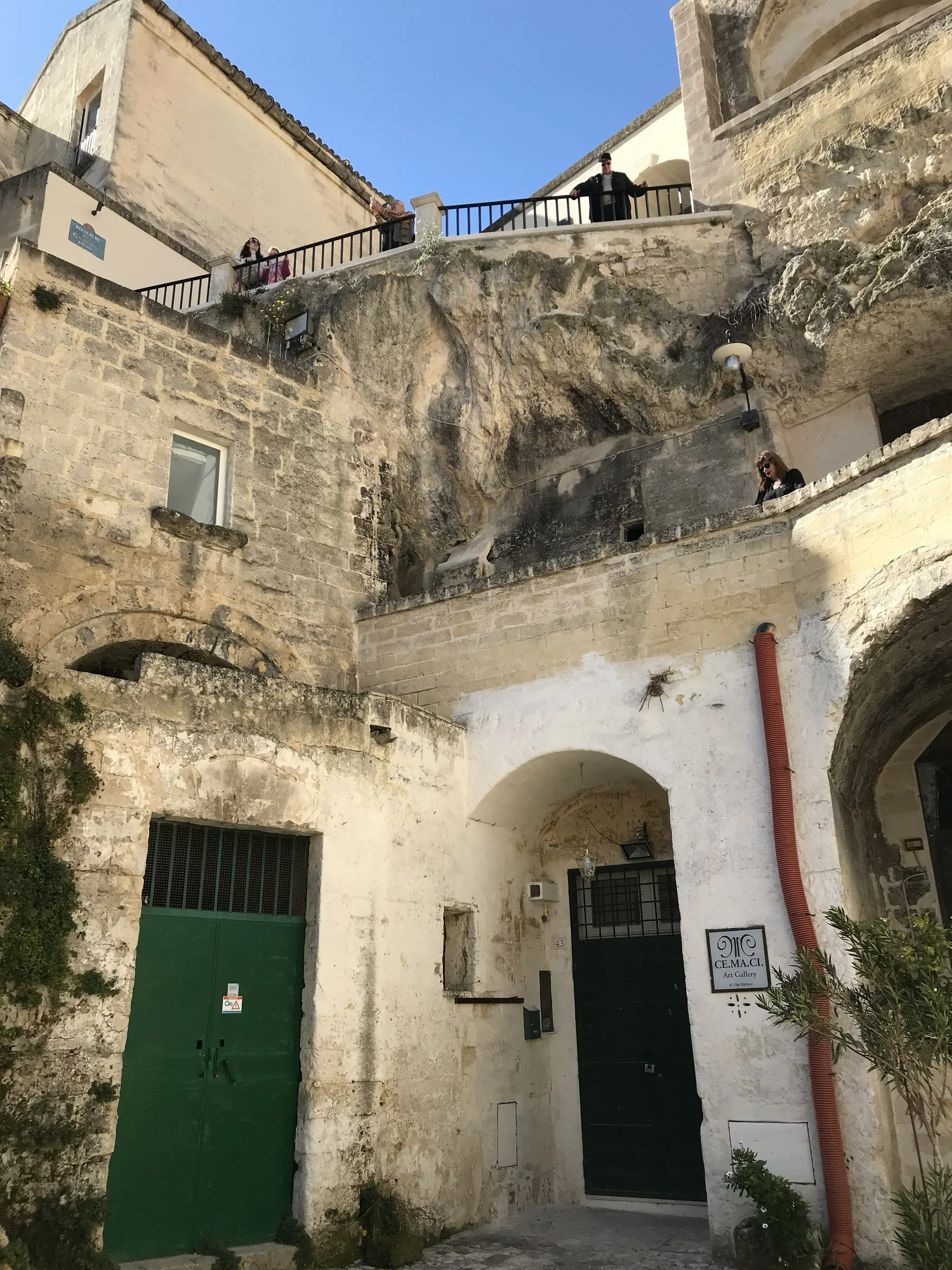 Casas excavadas en la roca a lo largo de una calle en Sasso Barisano