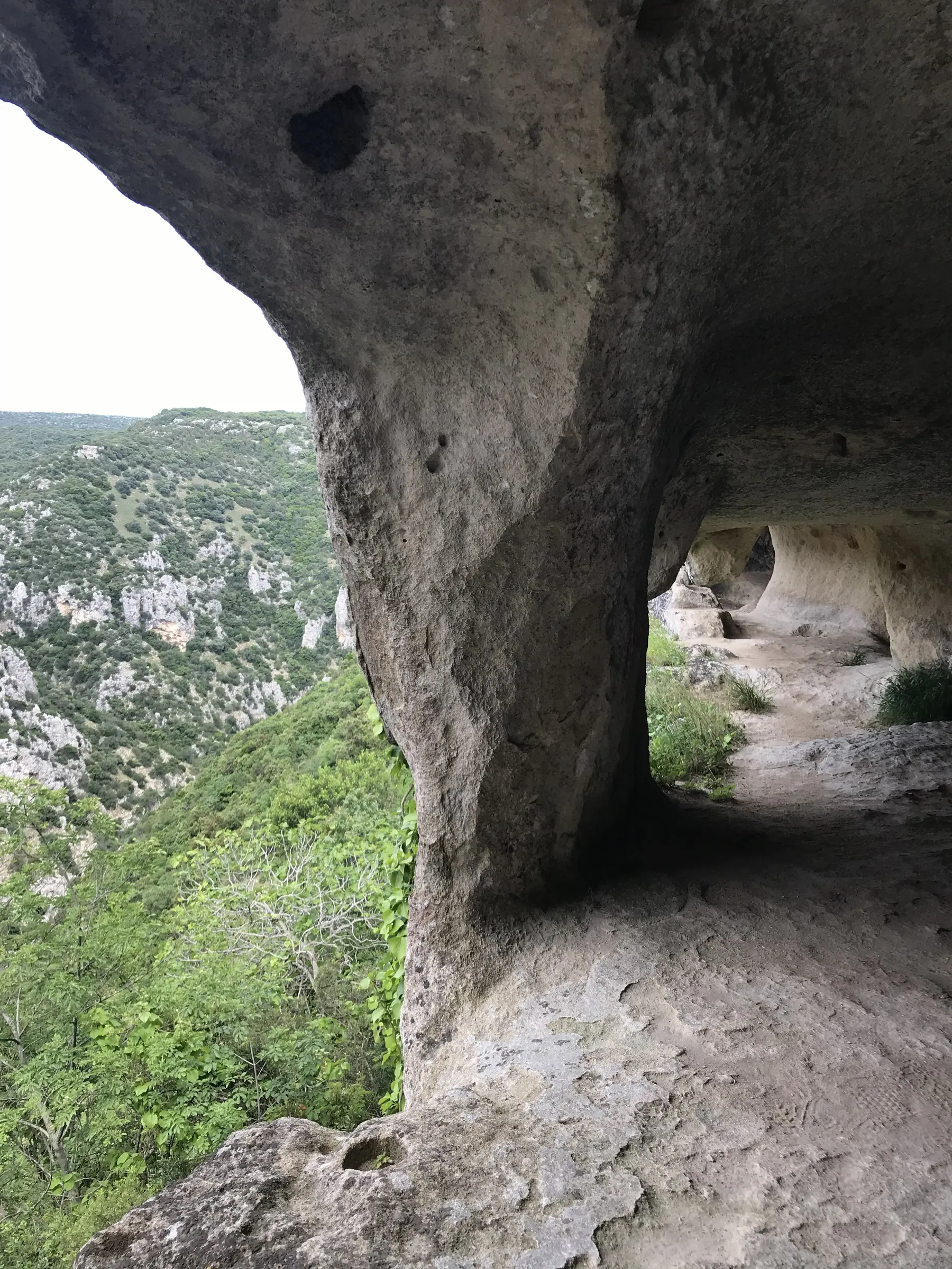 Matera vista a través de la abertura de una cueva