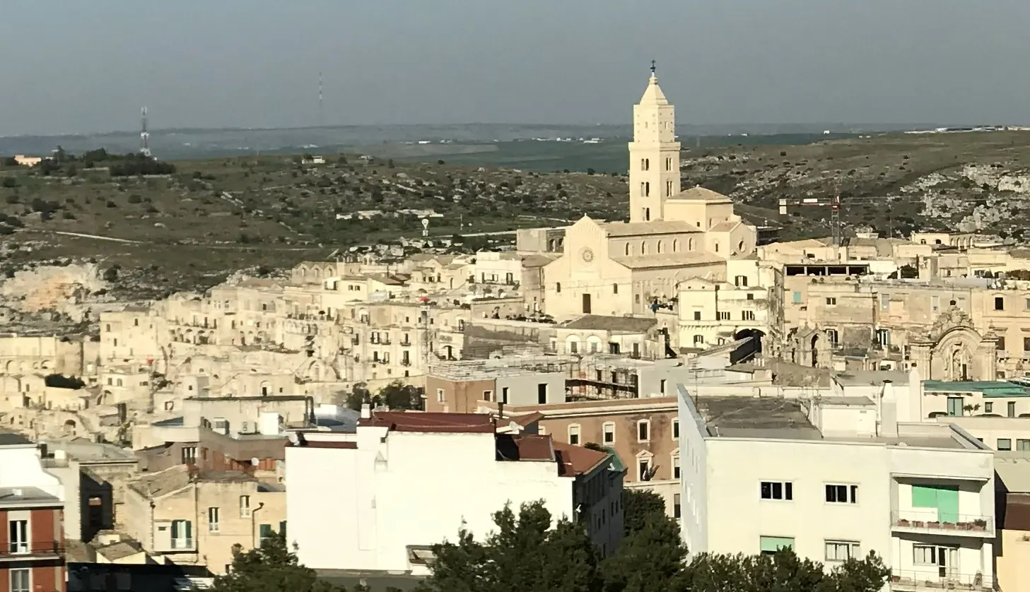 Catedral de Matera alzándose sobre la ciudad antigua