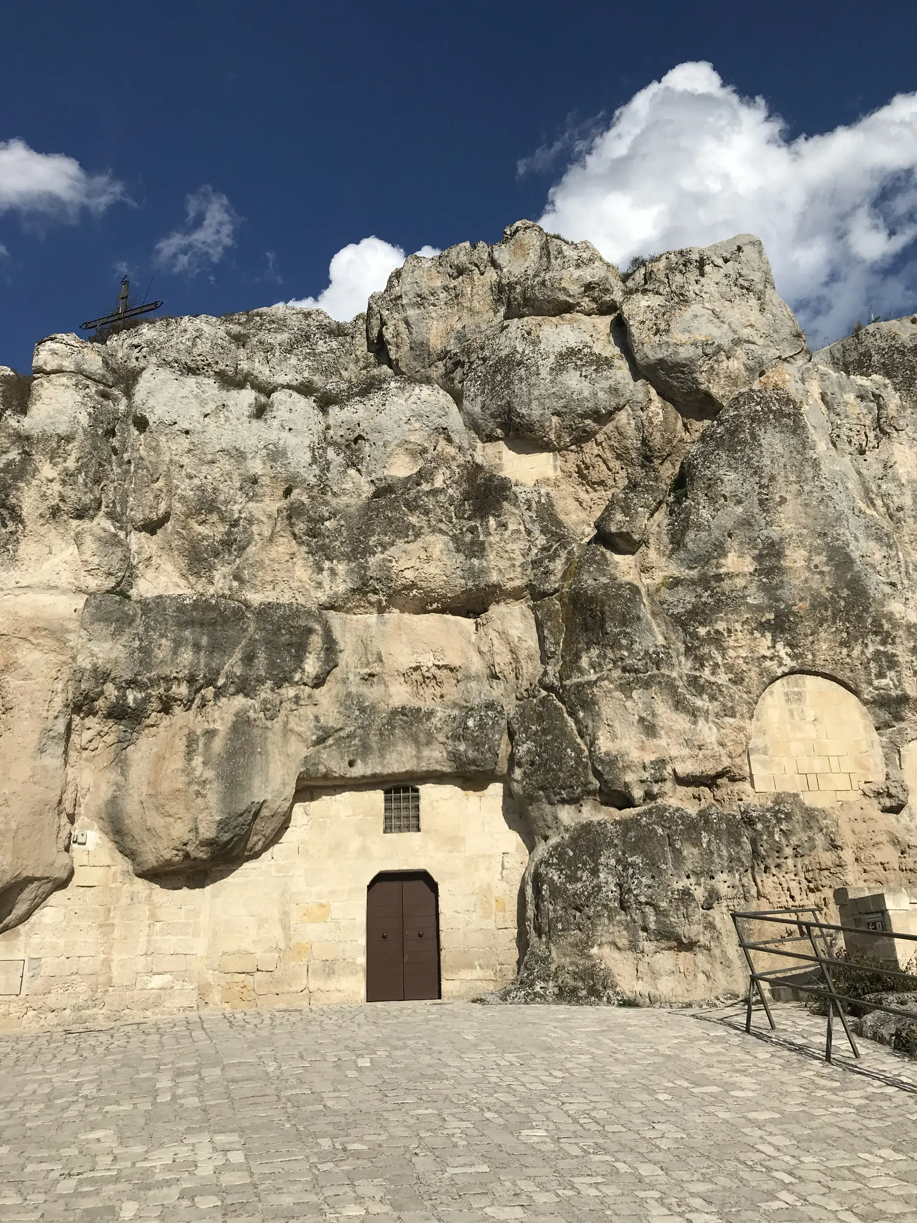 La pared rocosa y la entrada de Santa María de Idris.