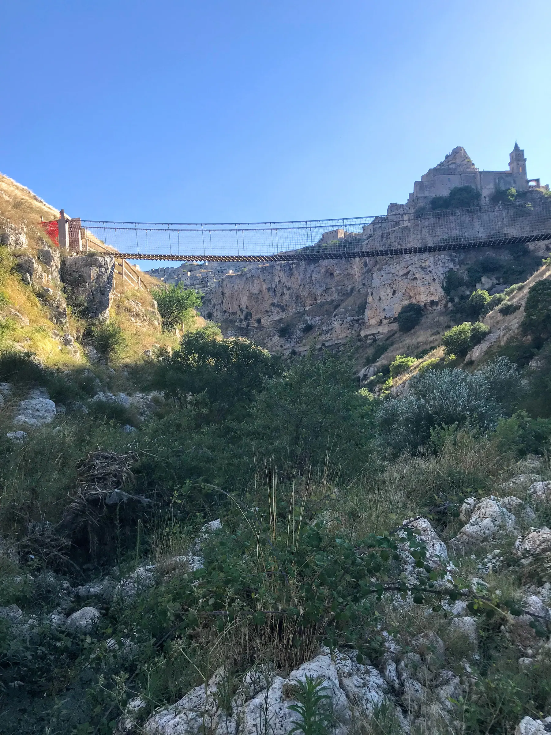 Un sendero que cruza la Murgia por encima del barranco