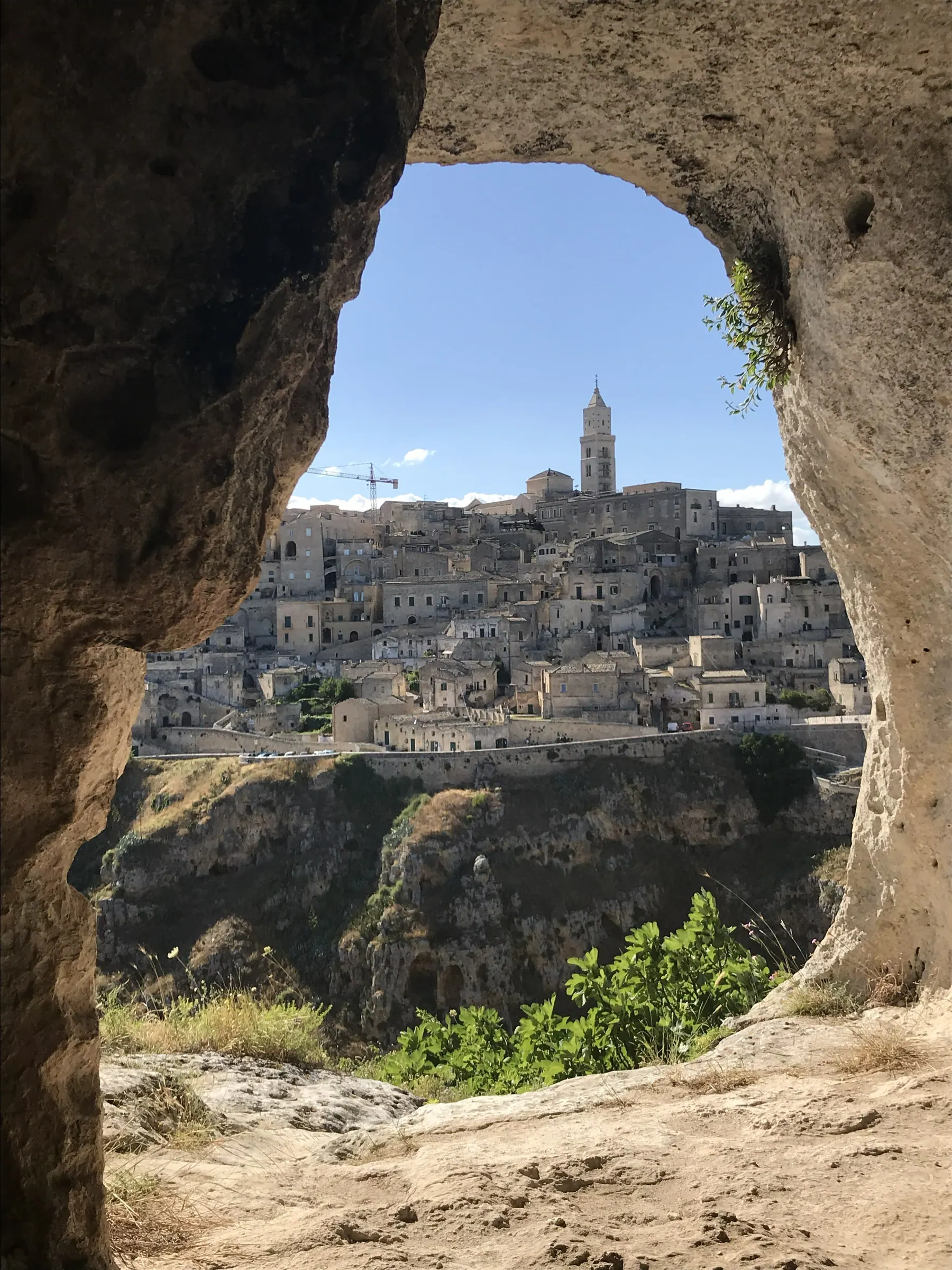 Matera enmarcada por la abertura de una cueva en la Murgia