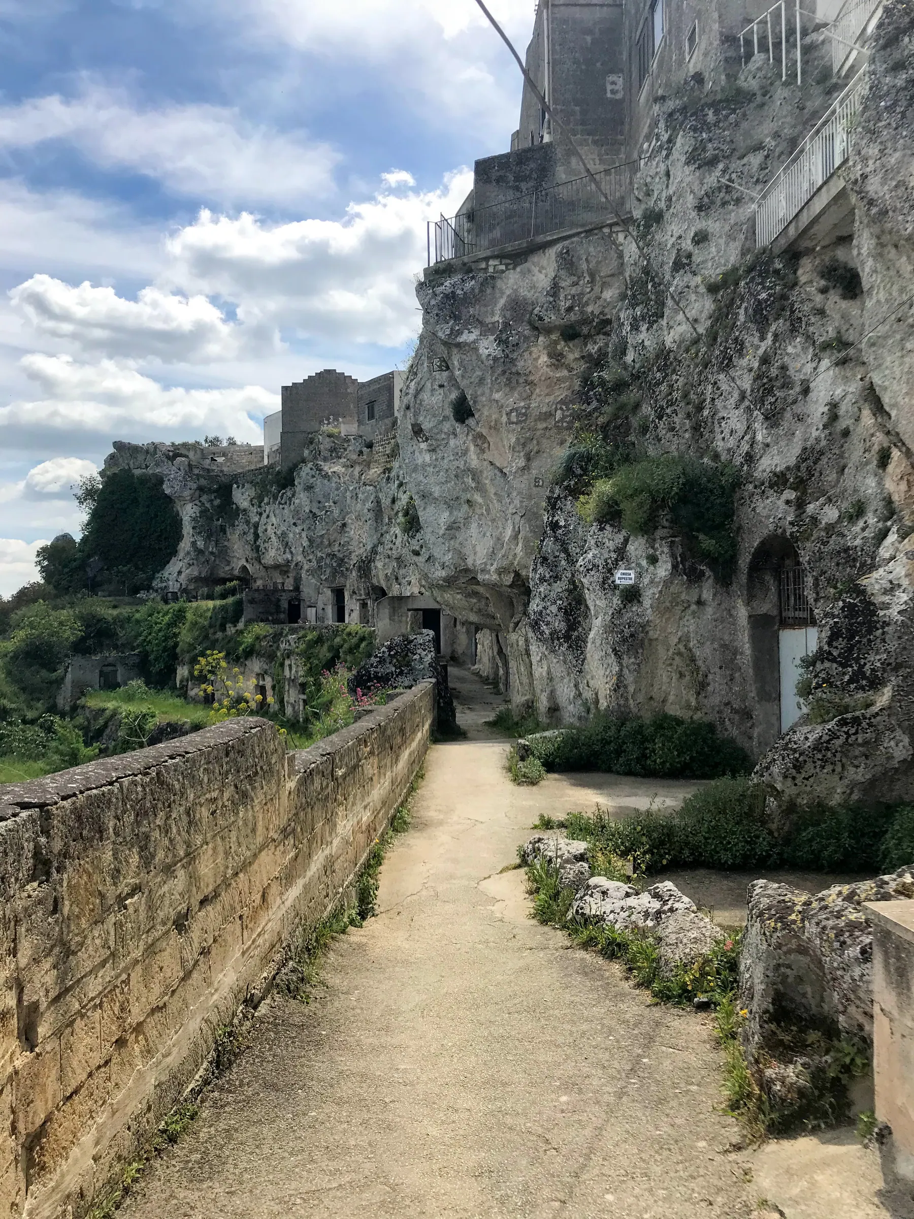 Sendero estrecho entre las viviendas-cueva más rústicas de Rione Malve