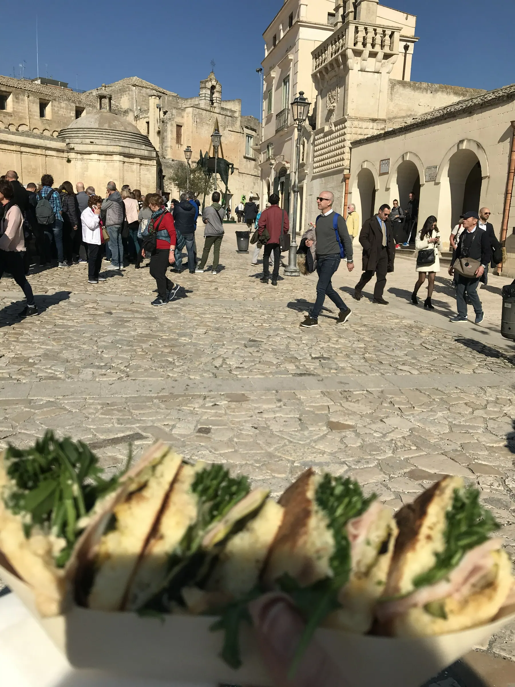 Un plato servido en un local para almorzar en Matera
