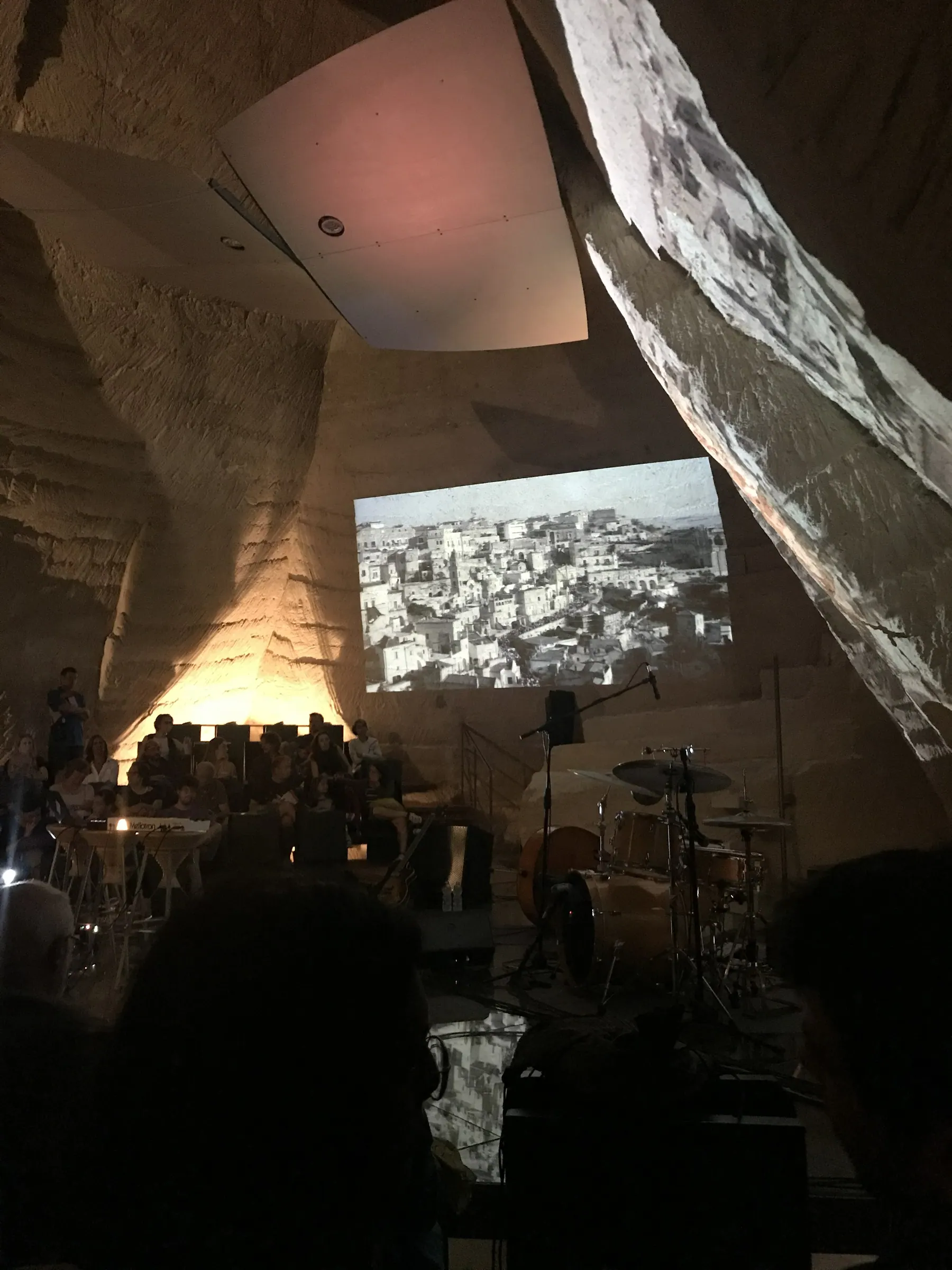 Público de un concierto en el interior de Casa Cava