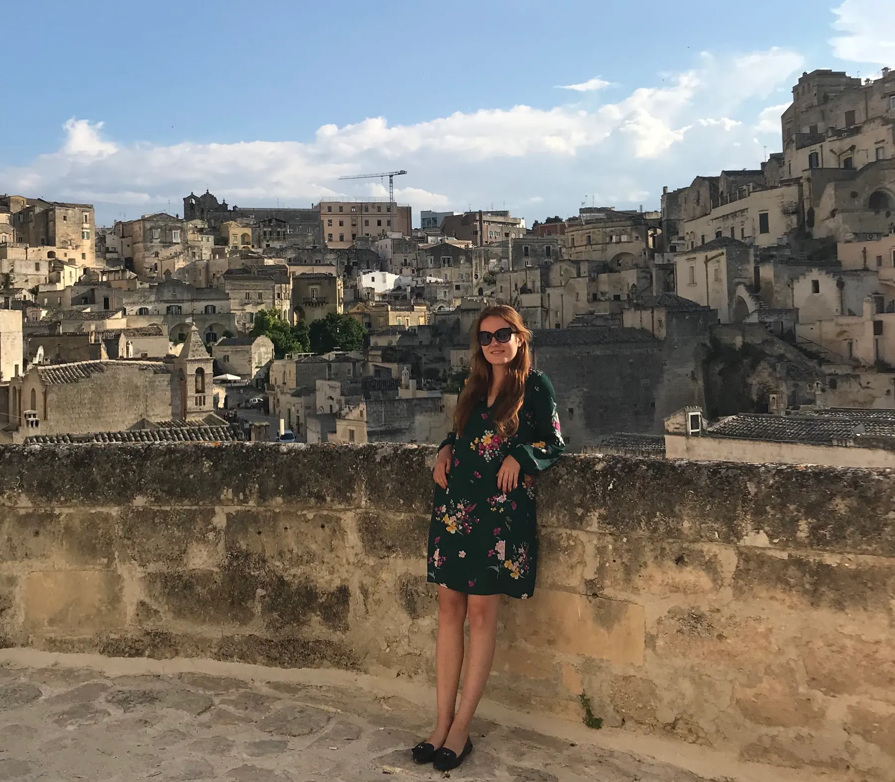 Un viajero en un pasaje excavado en la roca en Matera