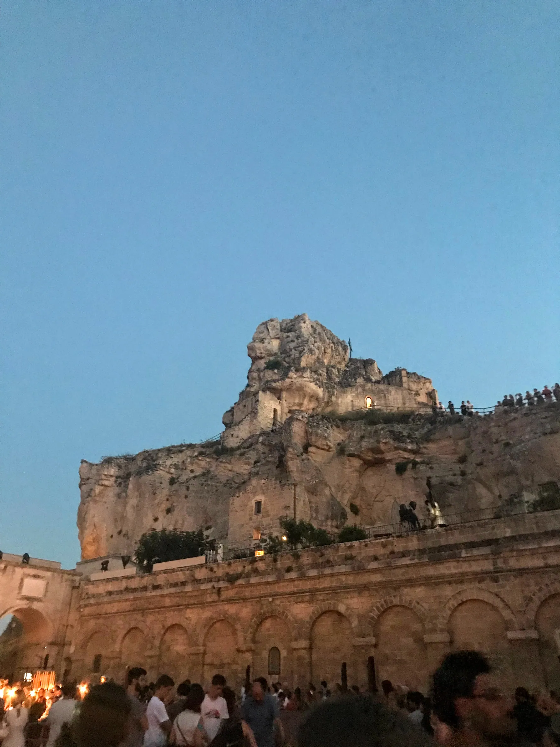 Santa Maria de Idris iluminada sobre Sasso Caveoso