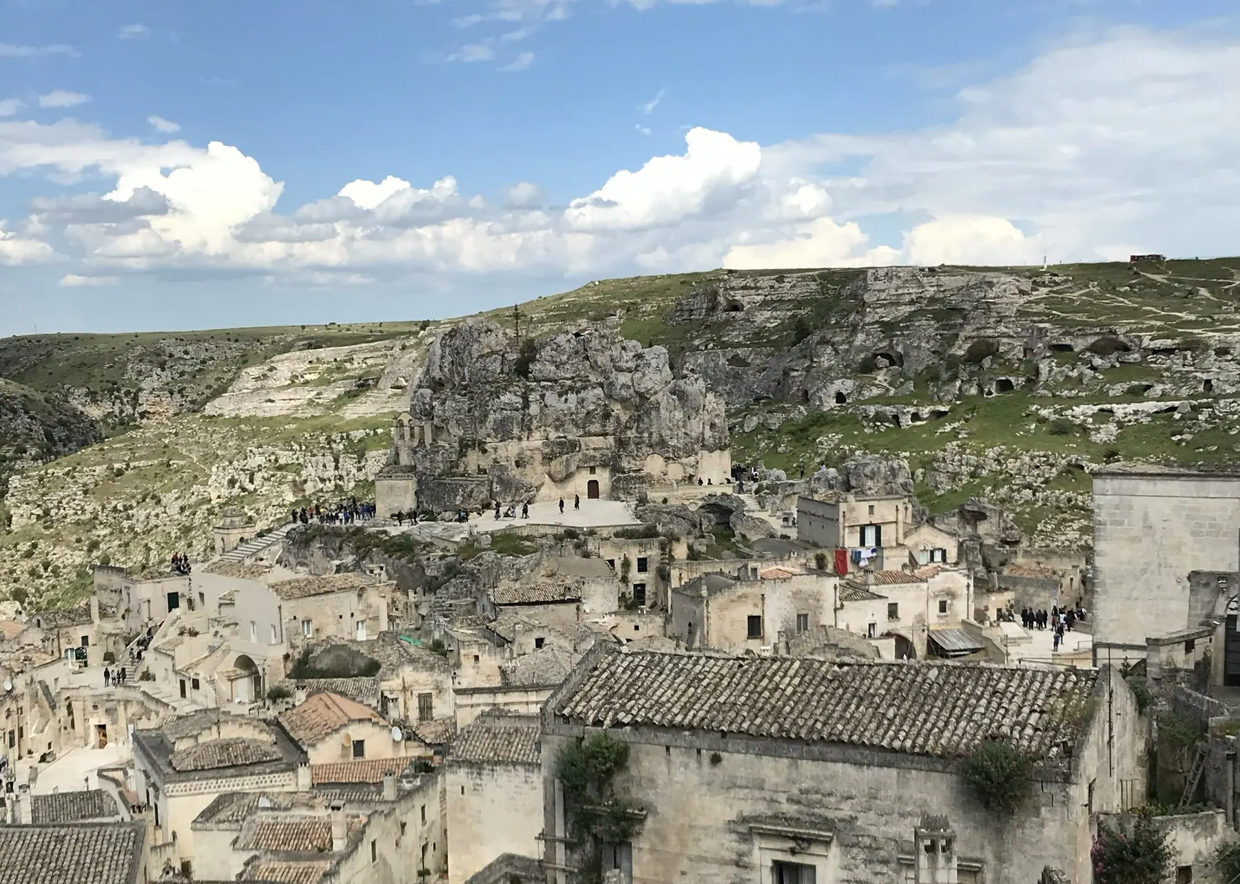 Los Sassi se extienden por la ladera de Matera