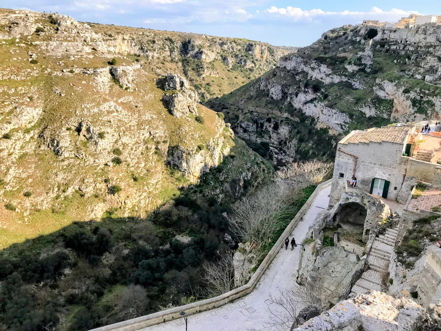 Via Madonna delle Virtù siguiendo el borde del desfiladero