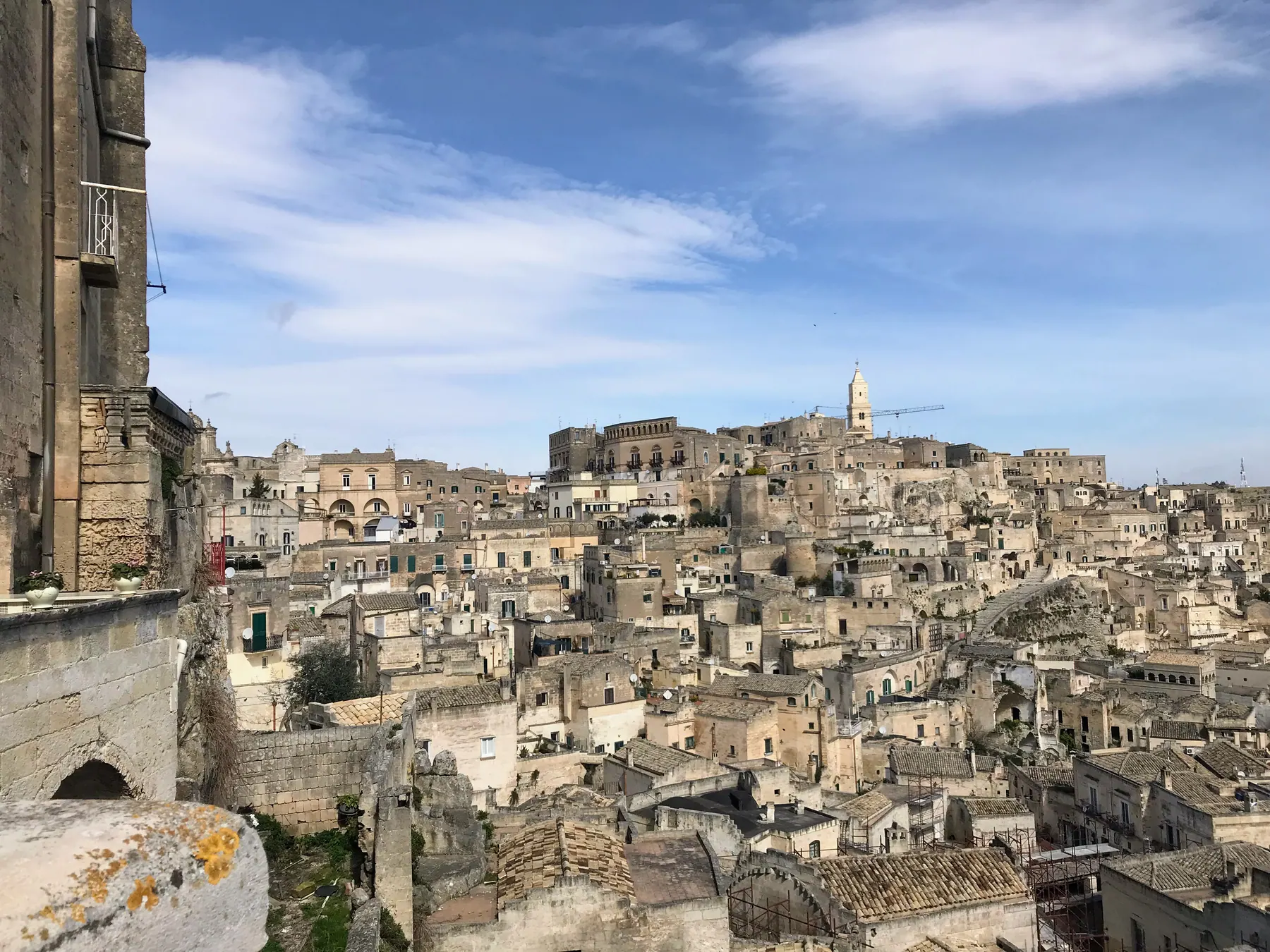 La parte alta de la ciudad y los Sassi vistos desde una terraza