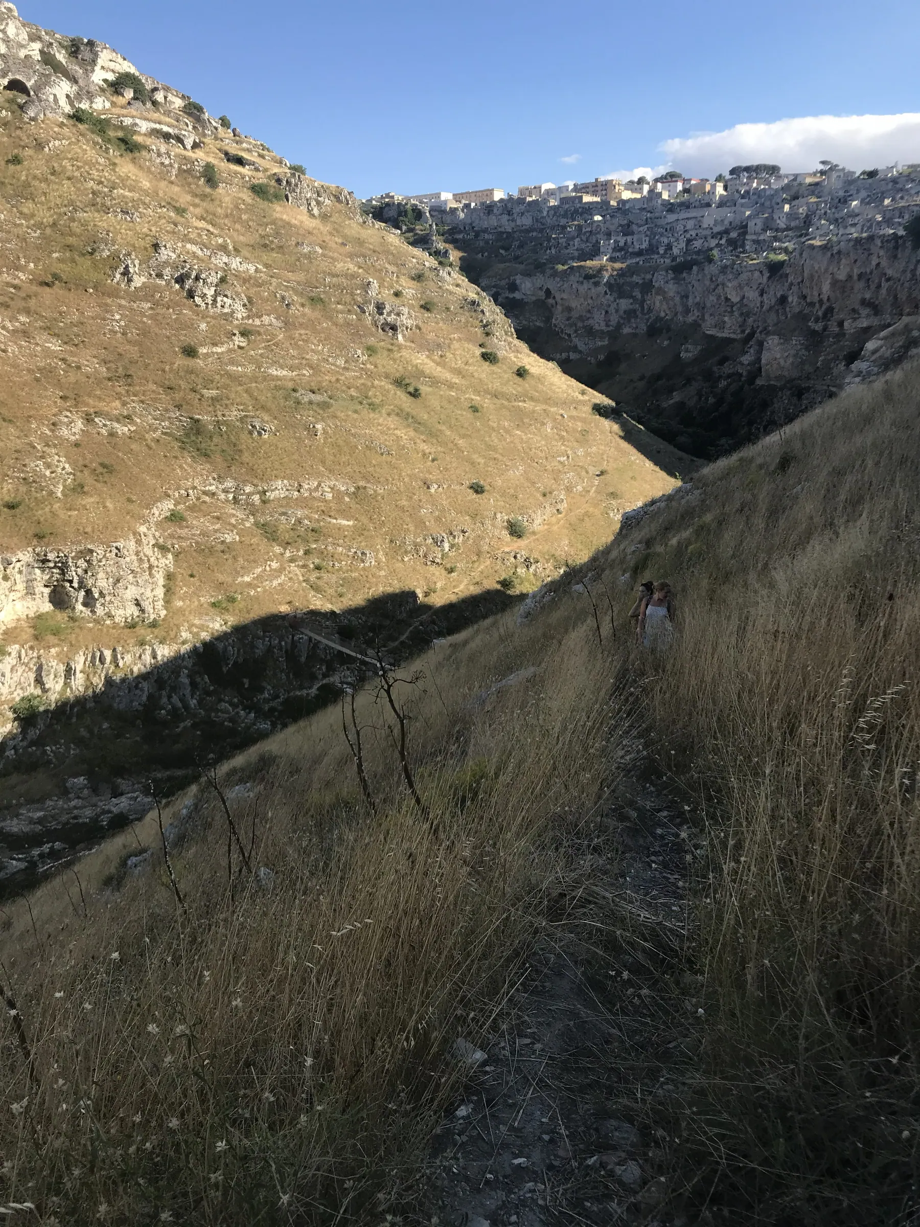 El camino que baja por el barranco de Gravina